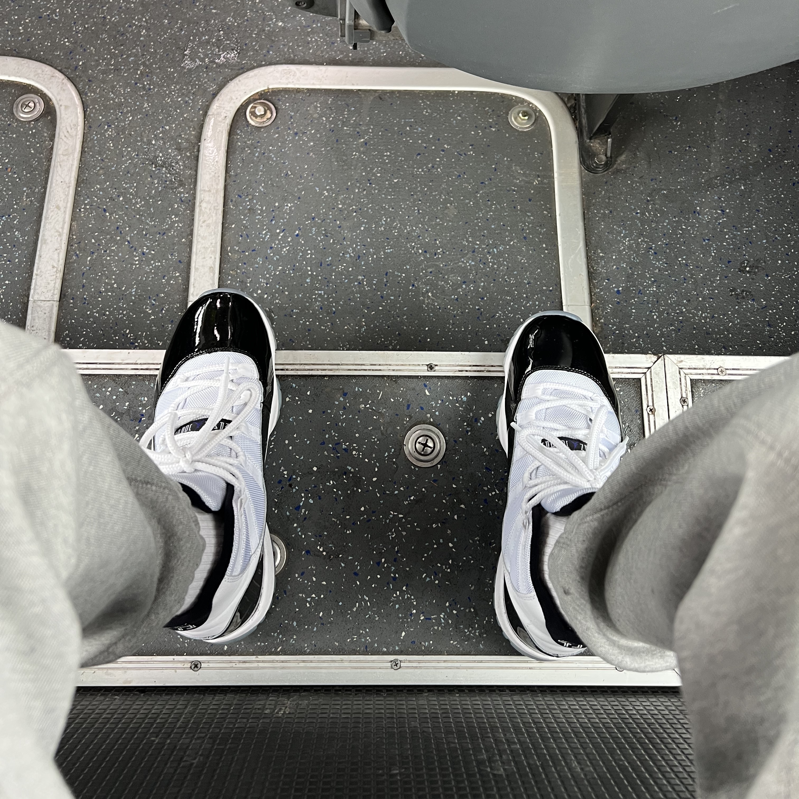 Jordan 11 Retro Concord 2018, Nike NRG Solo Swoosh Fleece Pants Dark Grey Heather - Asia 착용 스타일 - 1