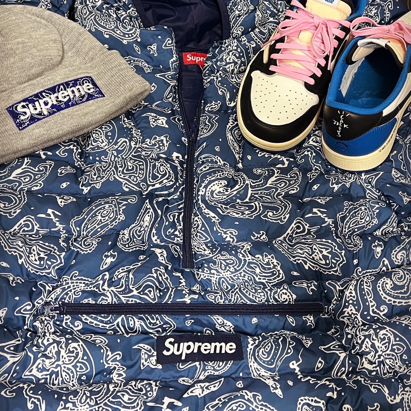 Supreme Micro Down Half Zip Hooded Pullover Blue Paisley - 22FW, Supreme New Era Box Logo Beanie Heather Grey - 19FW 착용 스타일 - 2