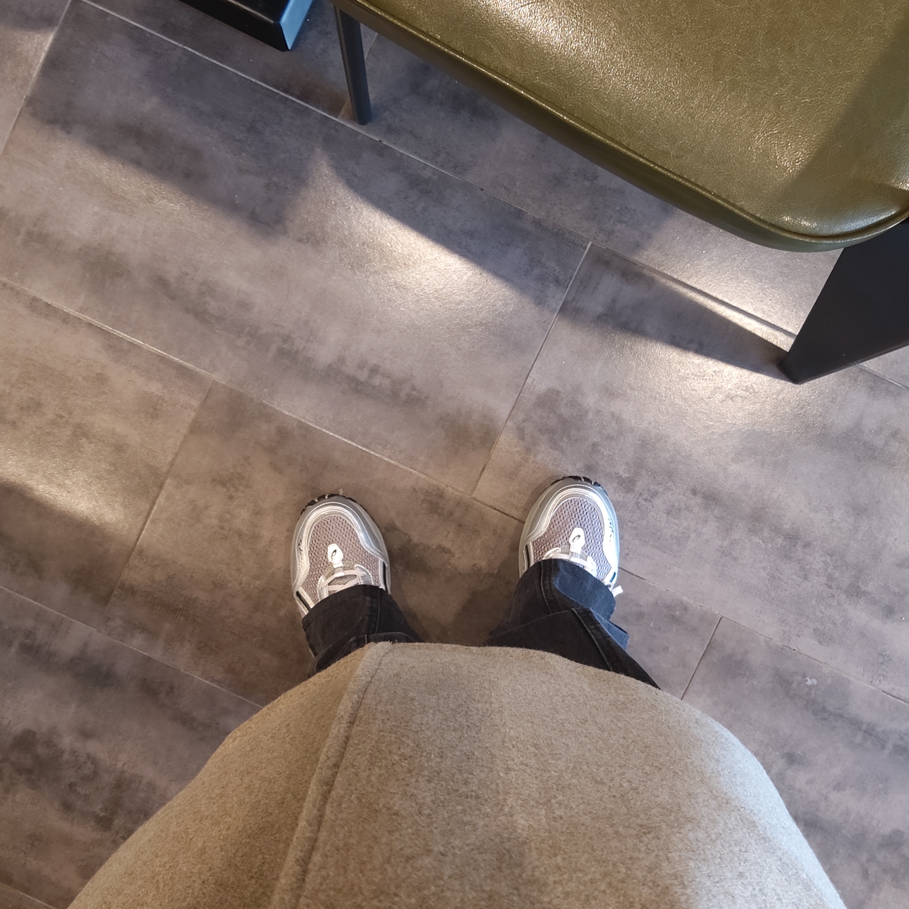 Asics x Freja Wewer Gel-1090 V2 Clay Grey Pure Silver 착용 스타일