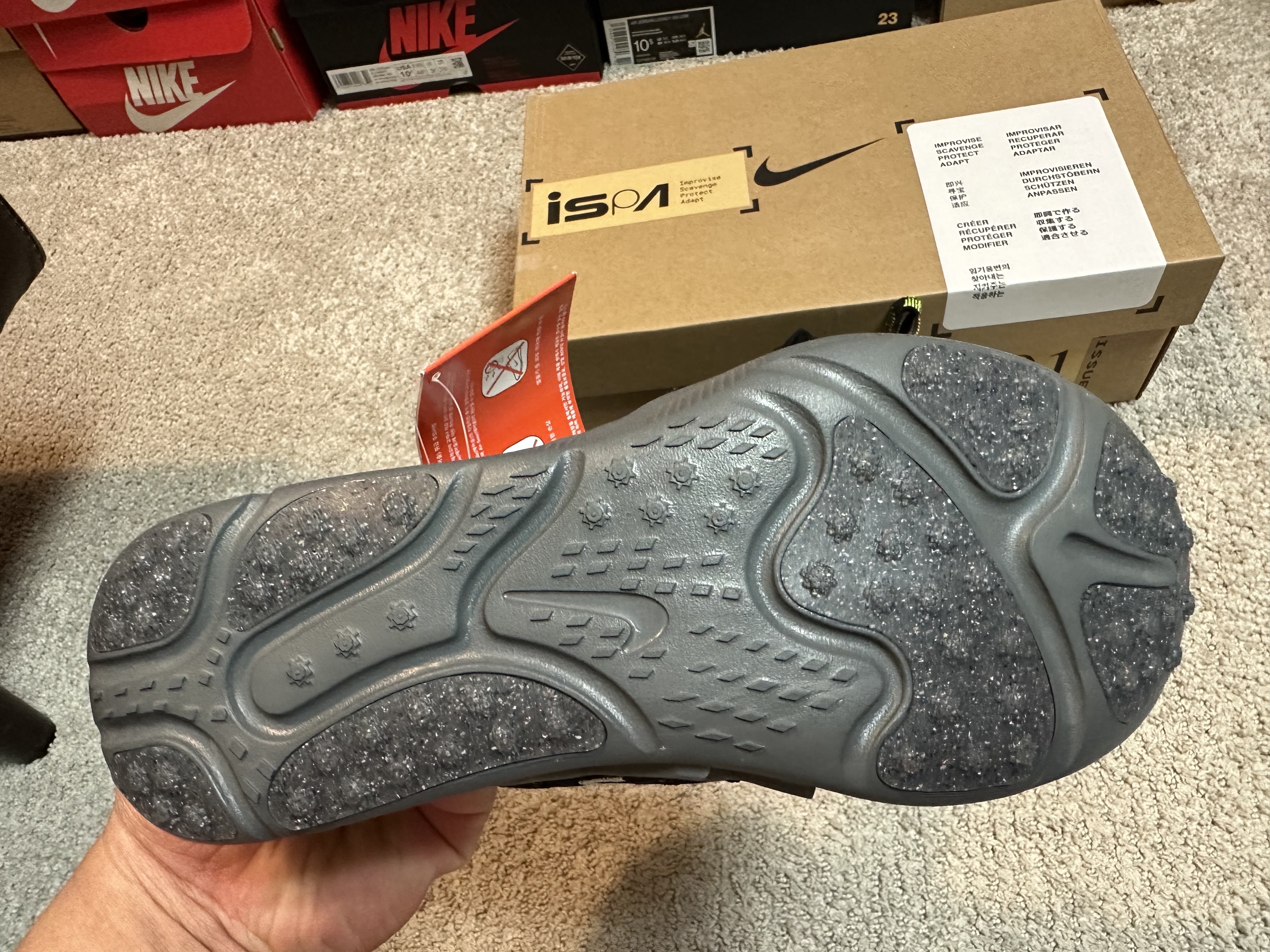 Nike ISPA Sense Flyknit Black and Smoke Grey 착용 스타일 - 5