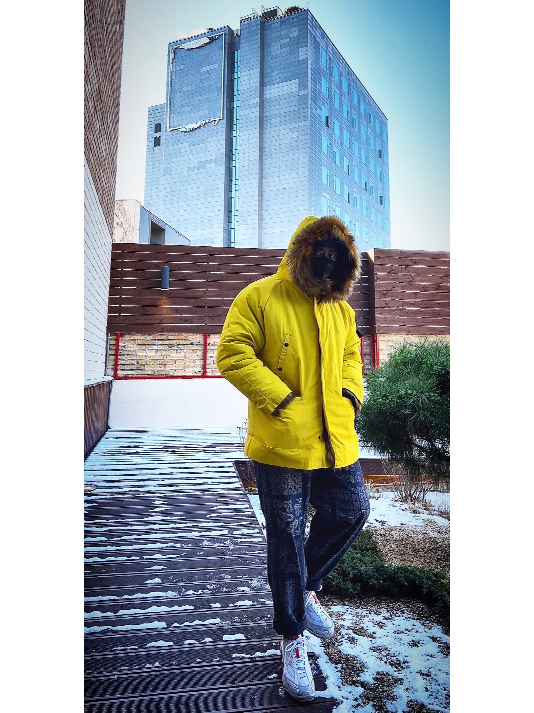 Supreme Chicago Box Logo T-Shirt White - 22FW, Supreme x Stone Island Formula Steel Reversible Faux Fur Parka Yellow - 22SS 착용 스타일 - 1