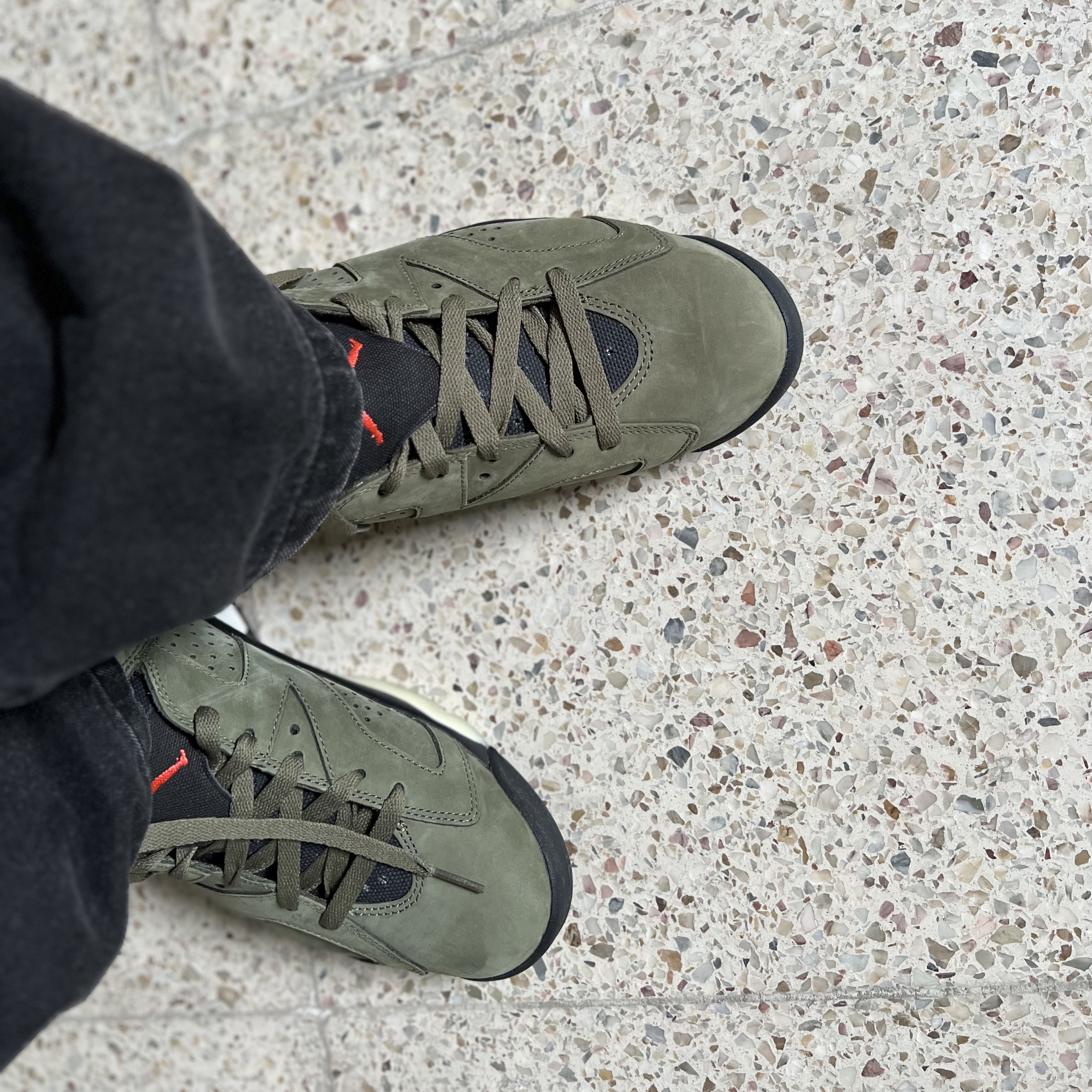 Jordan 6 x Travis Scott Retro Olive 착용 스타일 - 3