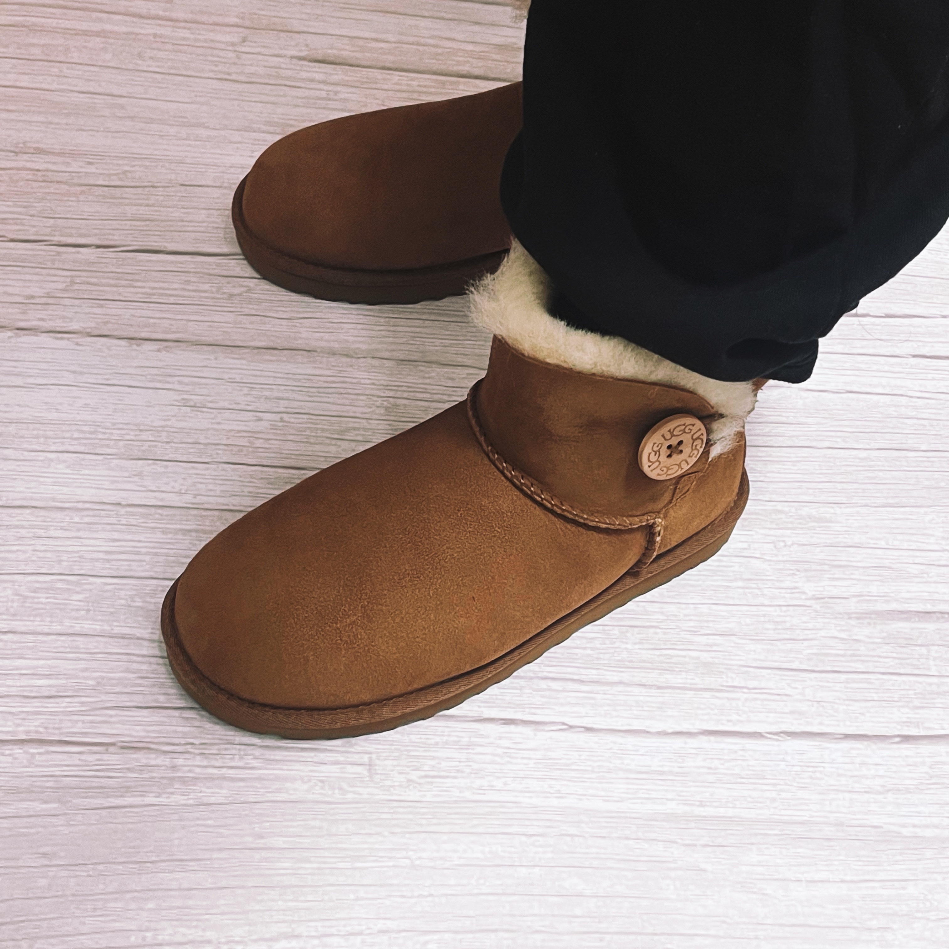 (W) UGG Mini Bailey Button II Boots Chestnut 착용 스타일
