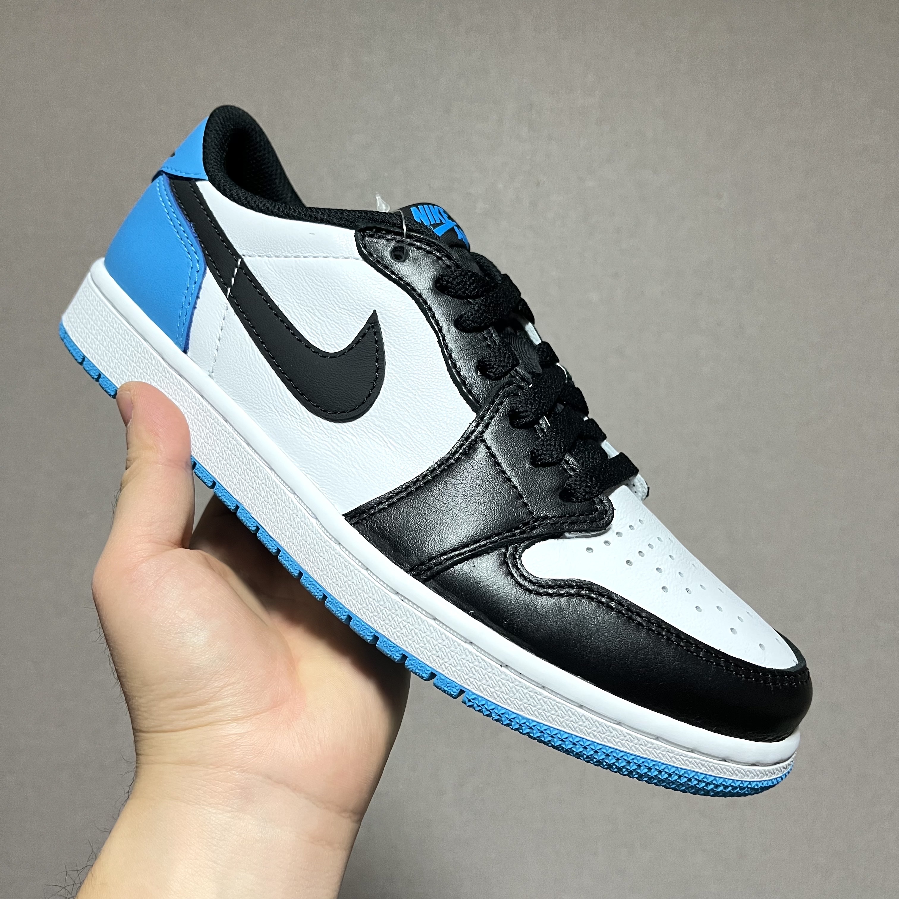 Jordan 1 Retro Low OG Black and Dark Powder Blue 착용 스타일