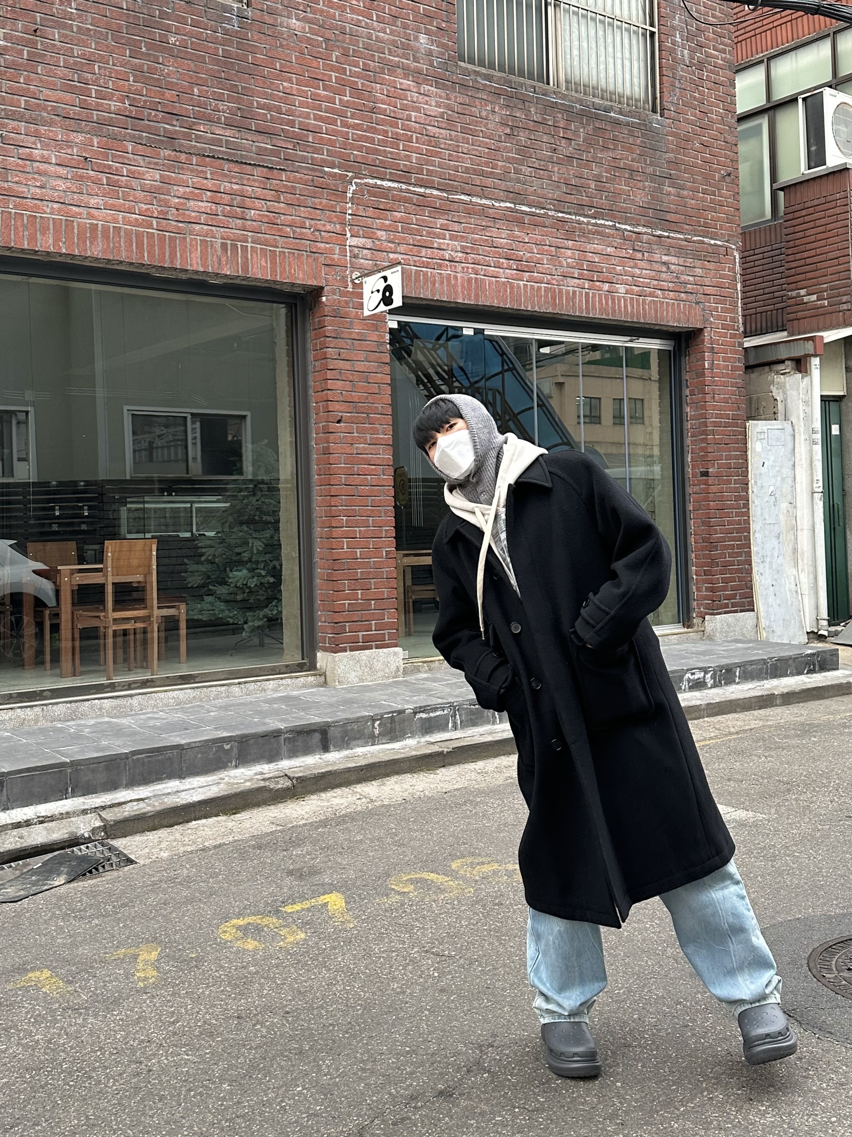 Balenciaga x Crocs Rubber Boot Grey 착용 스타일 - 2