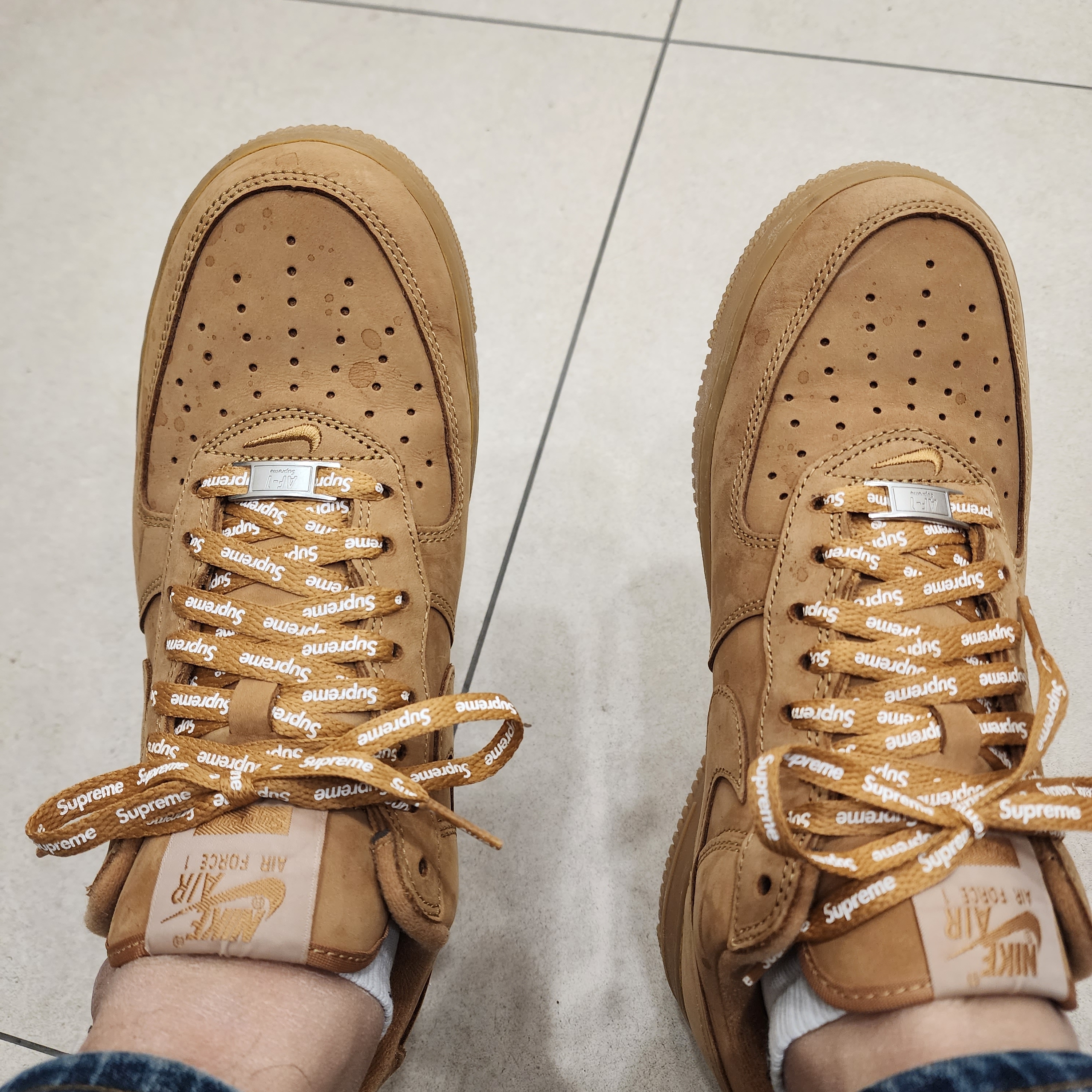 Nike x Supreme Air Force 1 Low Flax 착용 스타일