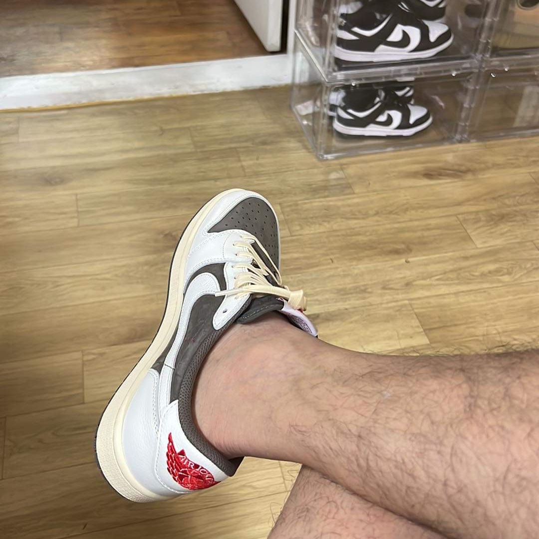 Jordan 1 x Travis Scott Retro Low OG SP Sail and Ridgerock 착용 스타일
