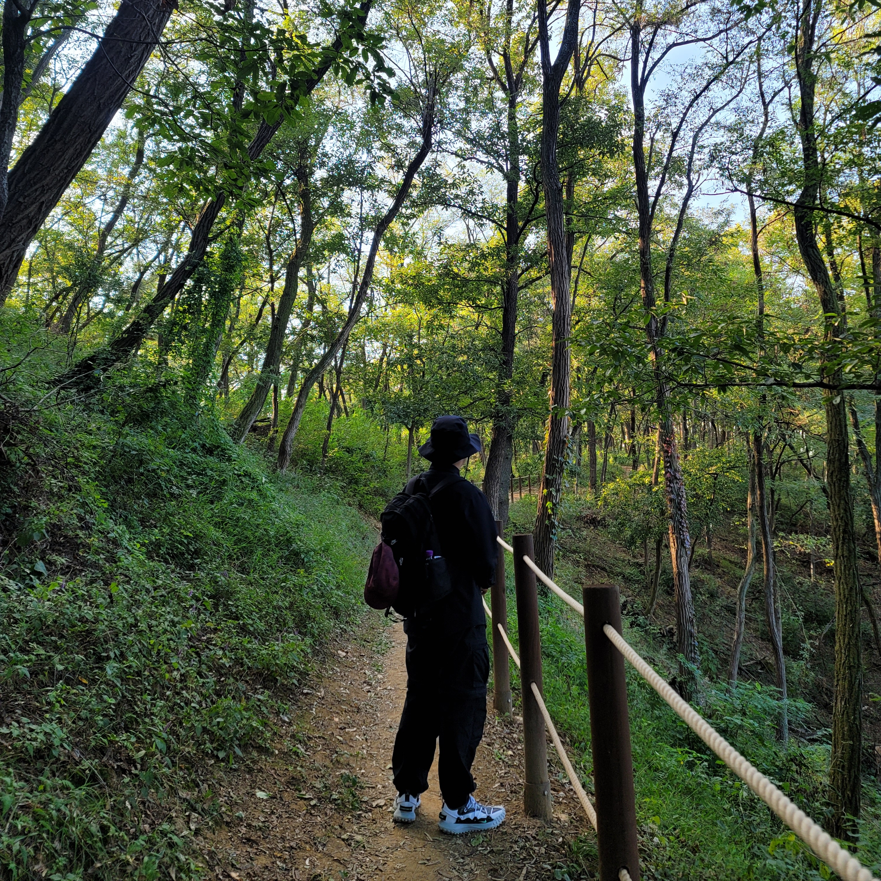 Nike ACG Mountain Fly Low SE White and Black, Nike NRG ACG Bucket Black 착용 스타일 - 1