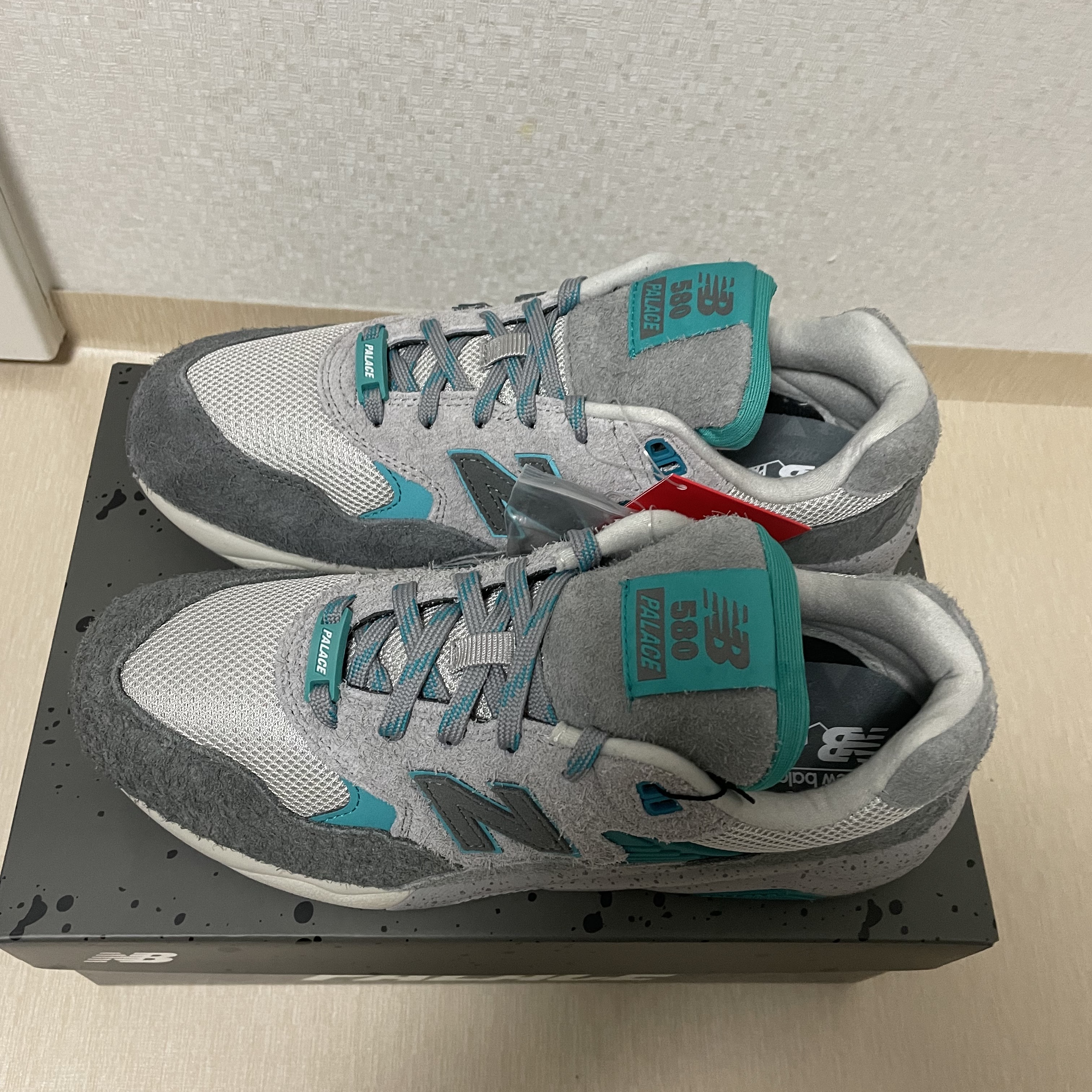 New Balance x Palace MT580 Gargoyle Lapis Blue 착용 스타일 - 2