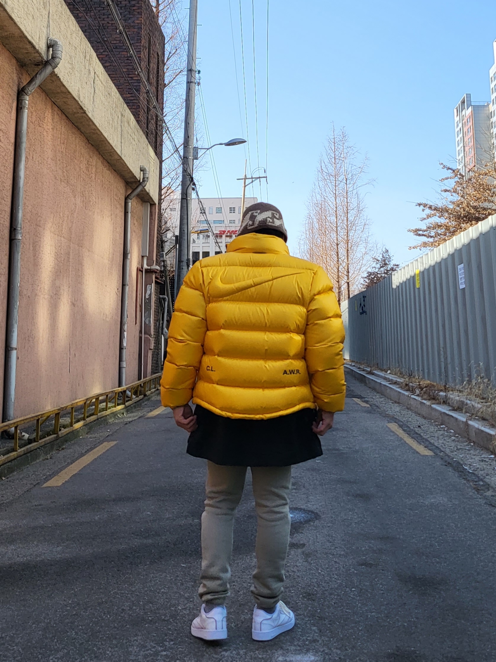 Stussy Waves Knit Bucket Hat Brown, Nike x Drake Nocta Puffer Jacket University Gold - Asia 착용 스타일 - 2