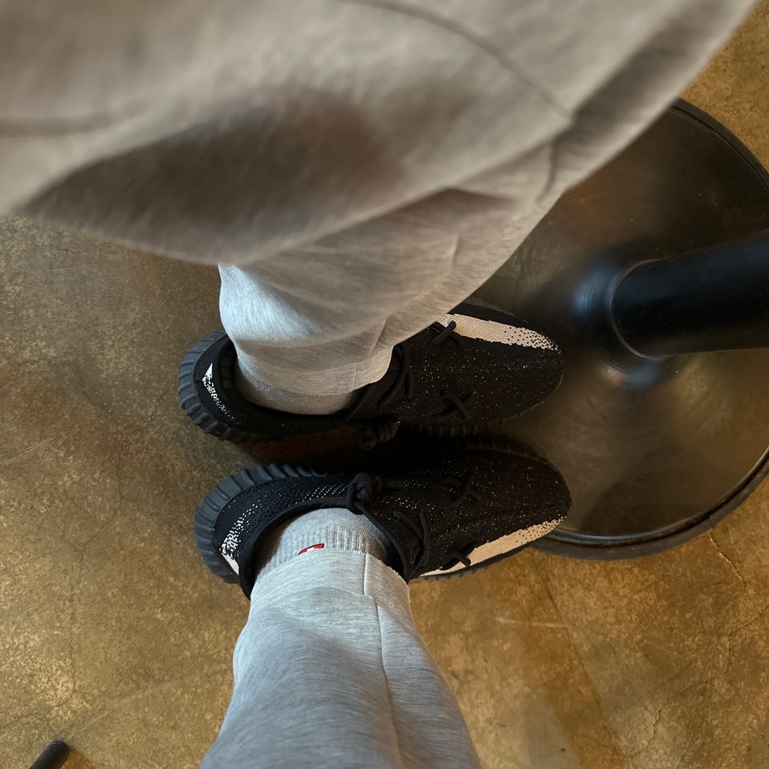 Adidas Yeezy Boost 350 V2 Core Black White 2022 착용 스타일