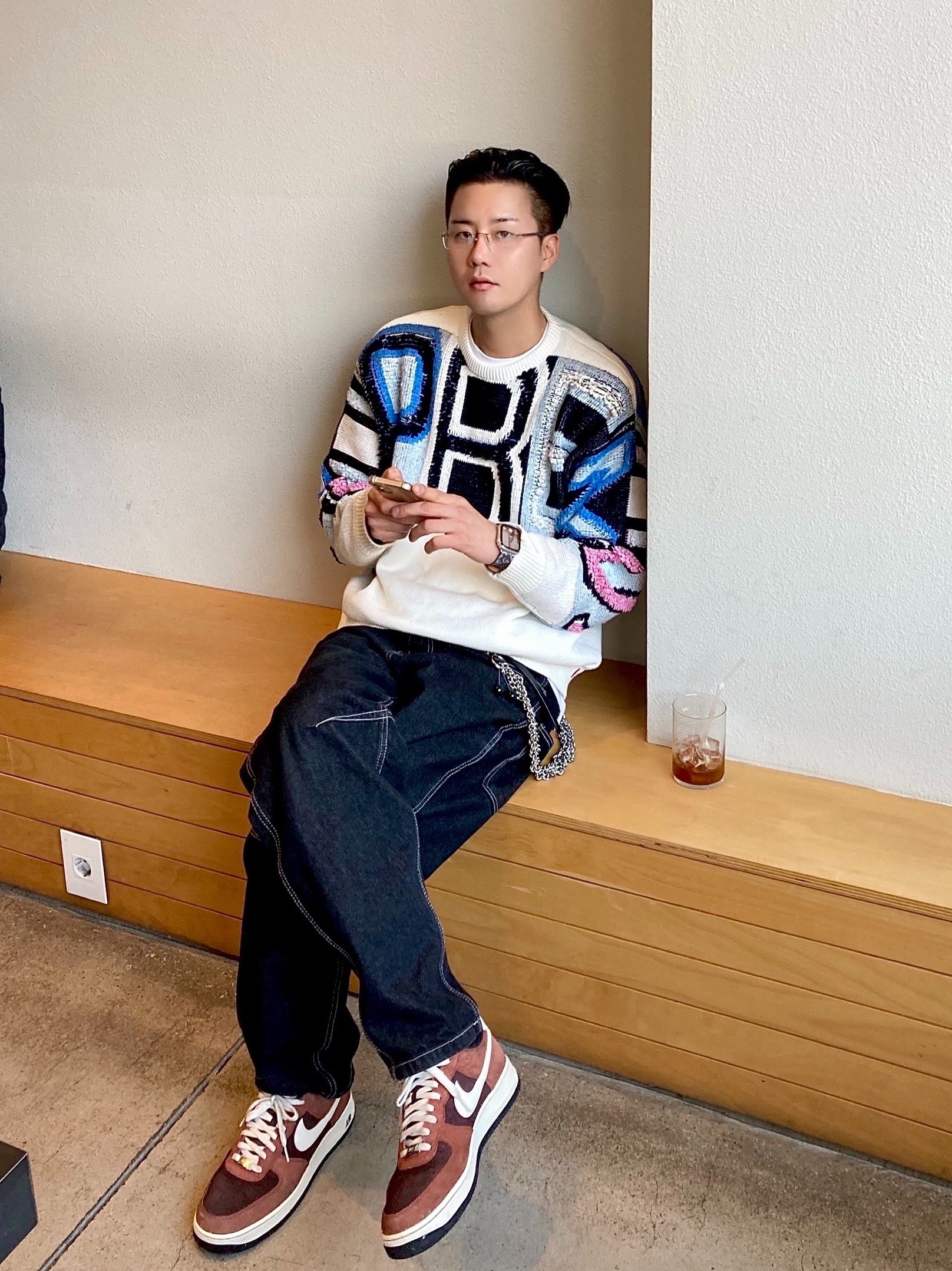 Supreme Chenille Logo Sweater White - 21FW, Nike Air Force 1 '07 Low White 착용 스타일 - 1