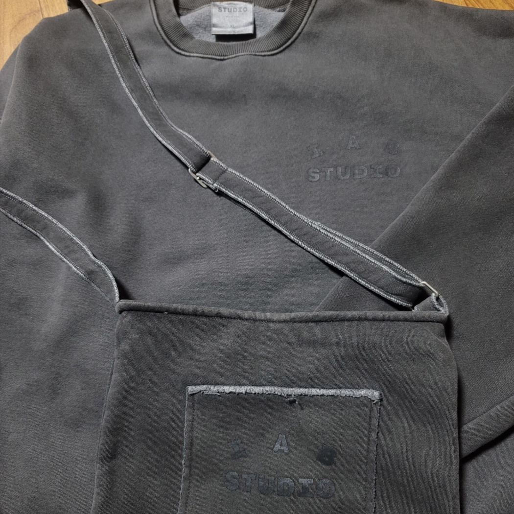 IAB Studio Pigment Sweatshirt & Mini Bag Black, IAB Studio Pigment Sweatshirt Black 착용 스타일