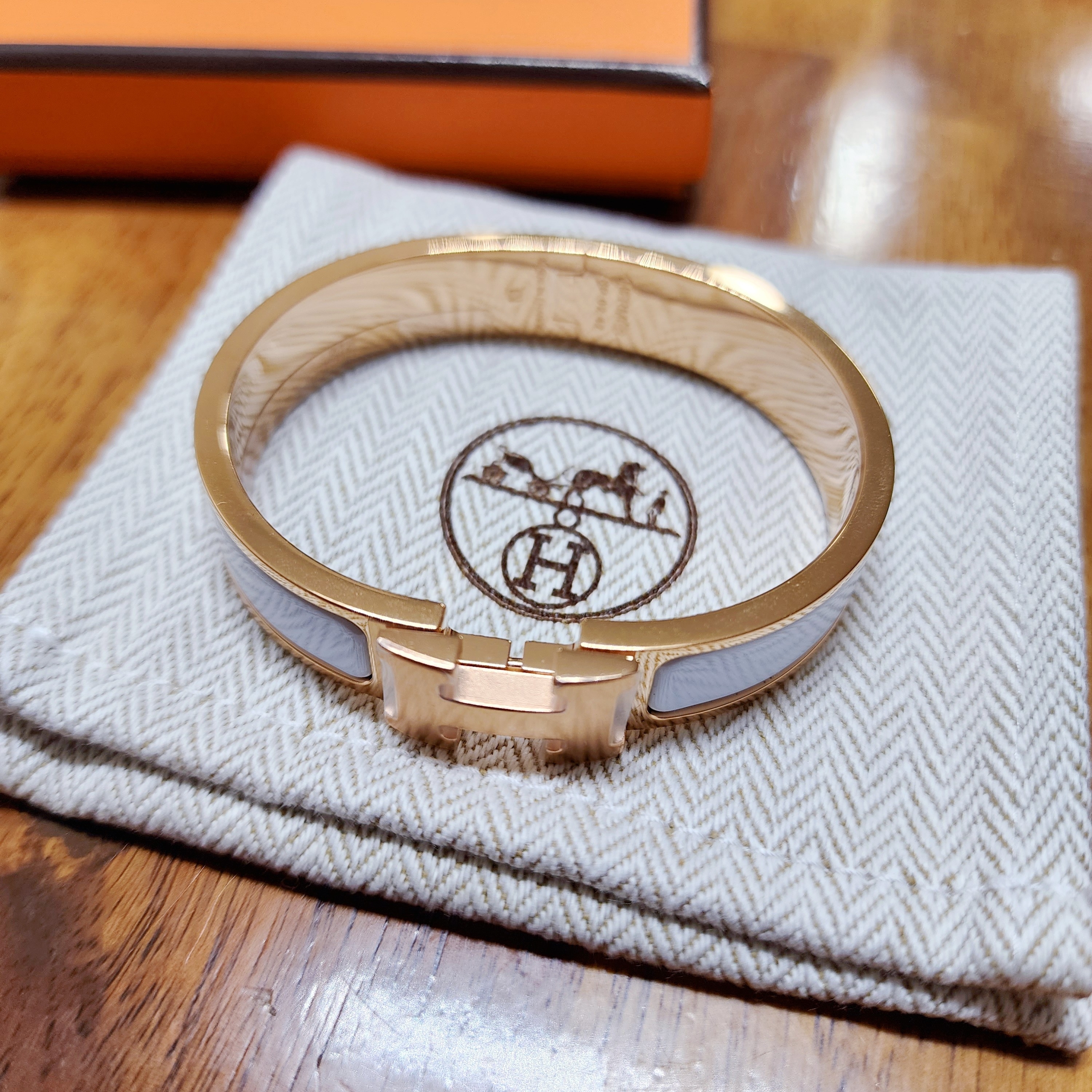 (W) Hermes Clic H Bracelet Rose Gold & Blanc 착용 스타일