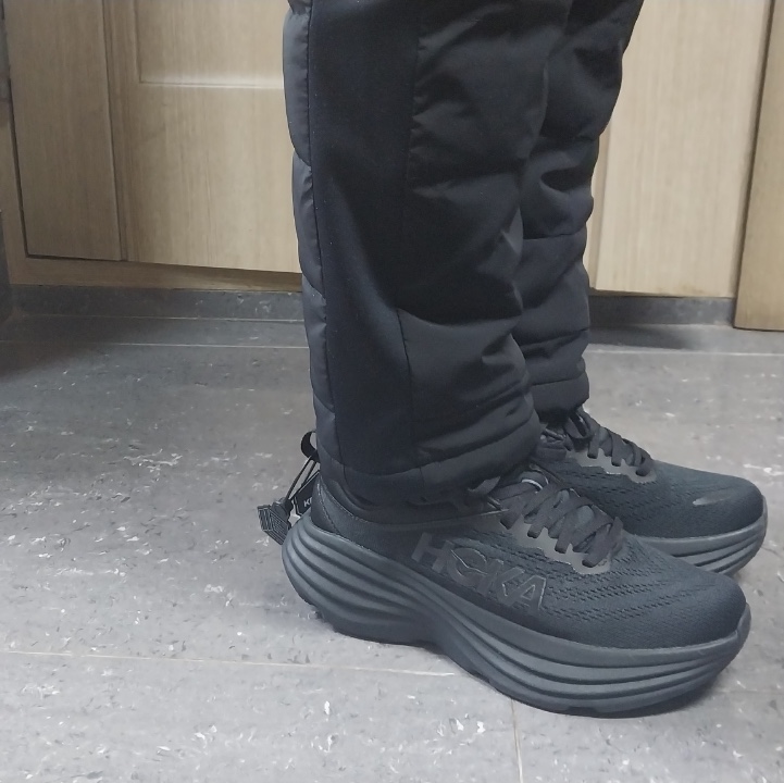 (W) Hoka Bondi 8 Black - Regular 착용 스타일