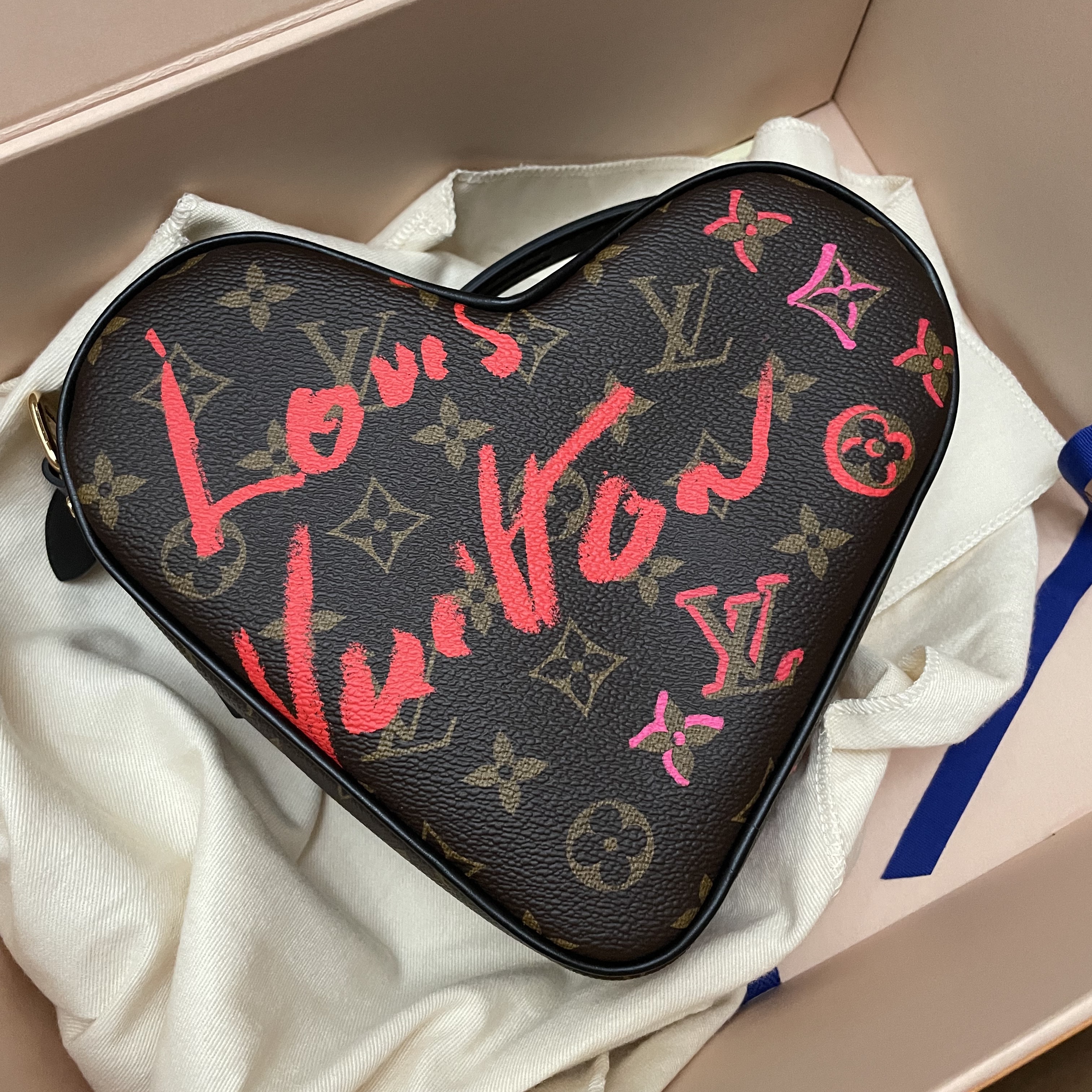 Louis Vuitton Sac Coeur Monogram 착용 스타일 - 2