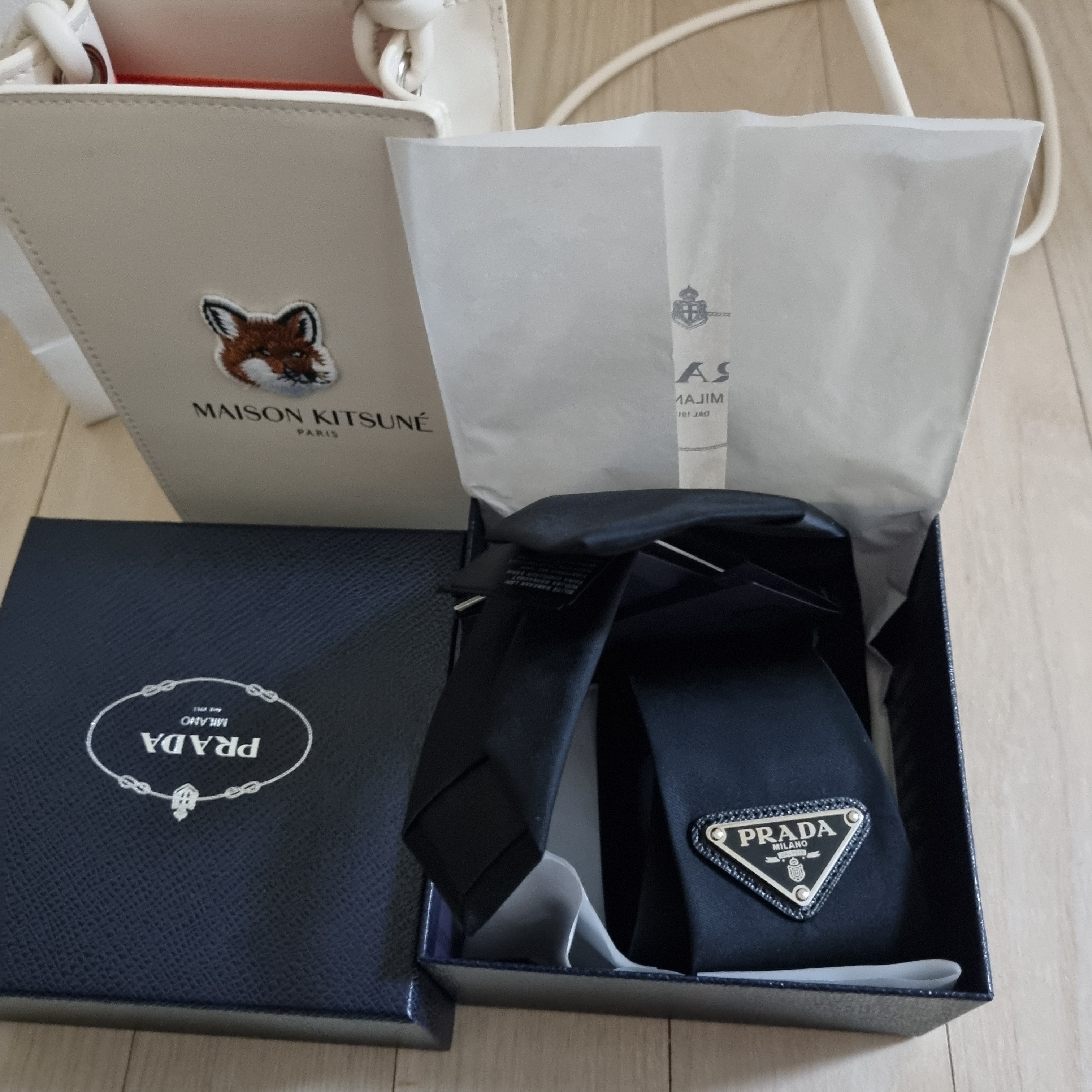 Prada Re-Nylon Gabardine Tie Blue, Maison Kitsune x Laneige Crossbody Bag 착용 스타일