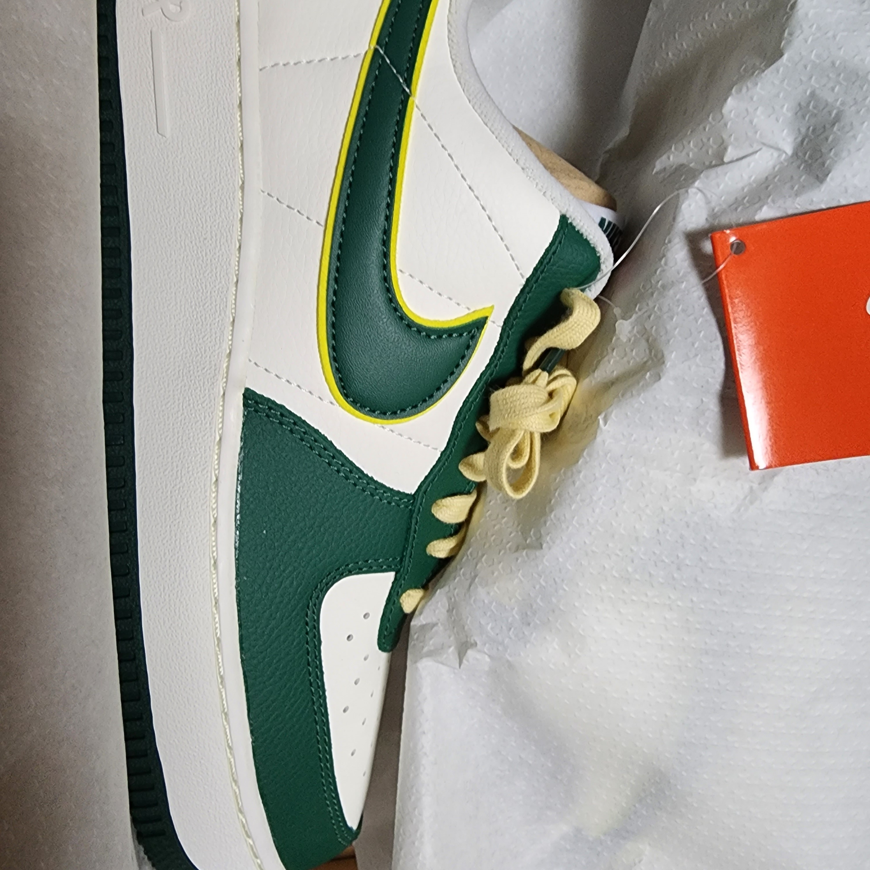 Nike Air Force 1 '07 LV8 Sail Noble Green 착용 스타일