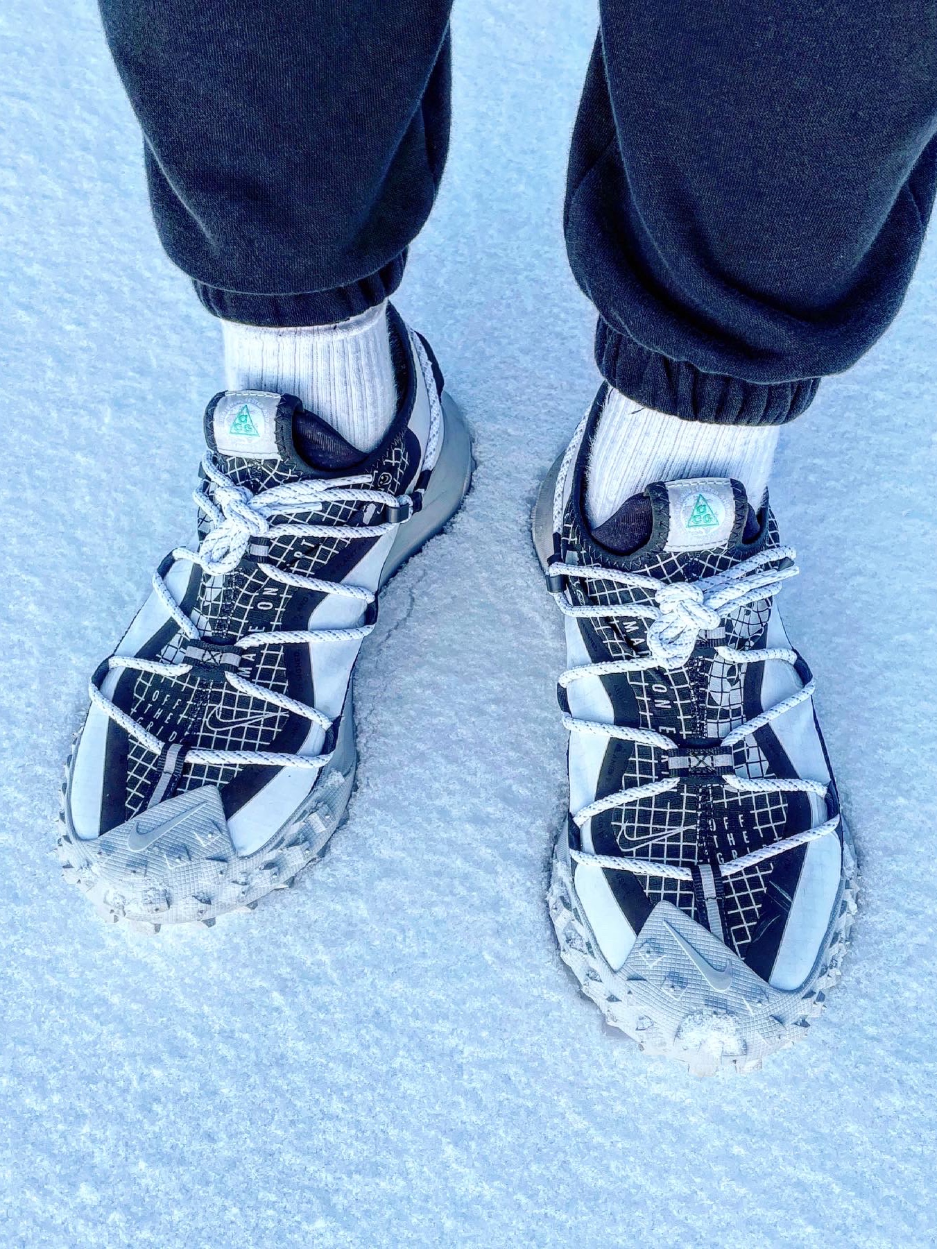 Nike ACG Mountain Fly Low SE White and Black 착용 스타일