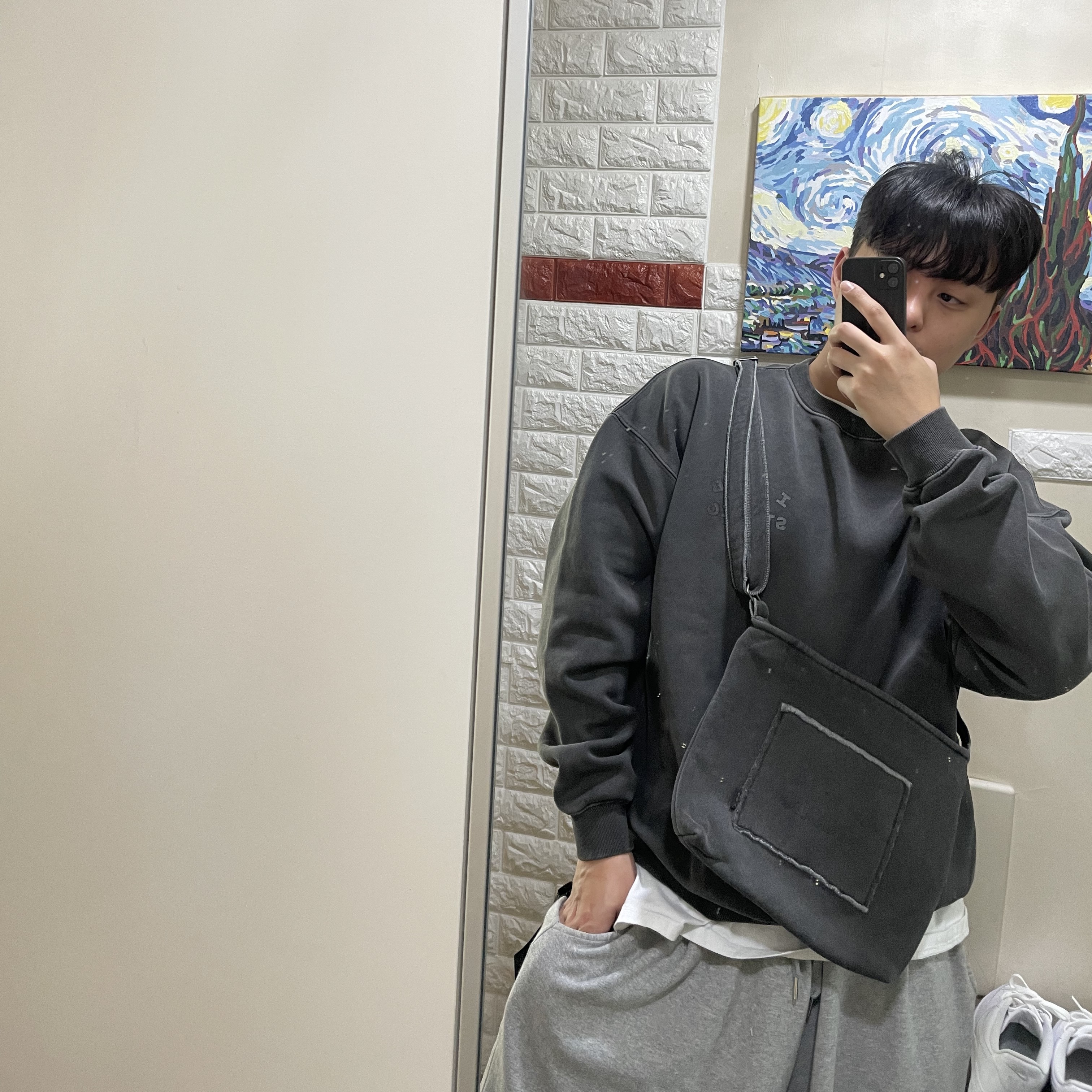 IAB Studio Pigment Sweatshirt & Mini Bag Black 착용 스타일 - 1