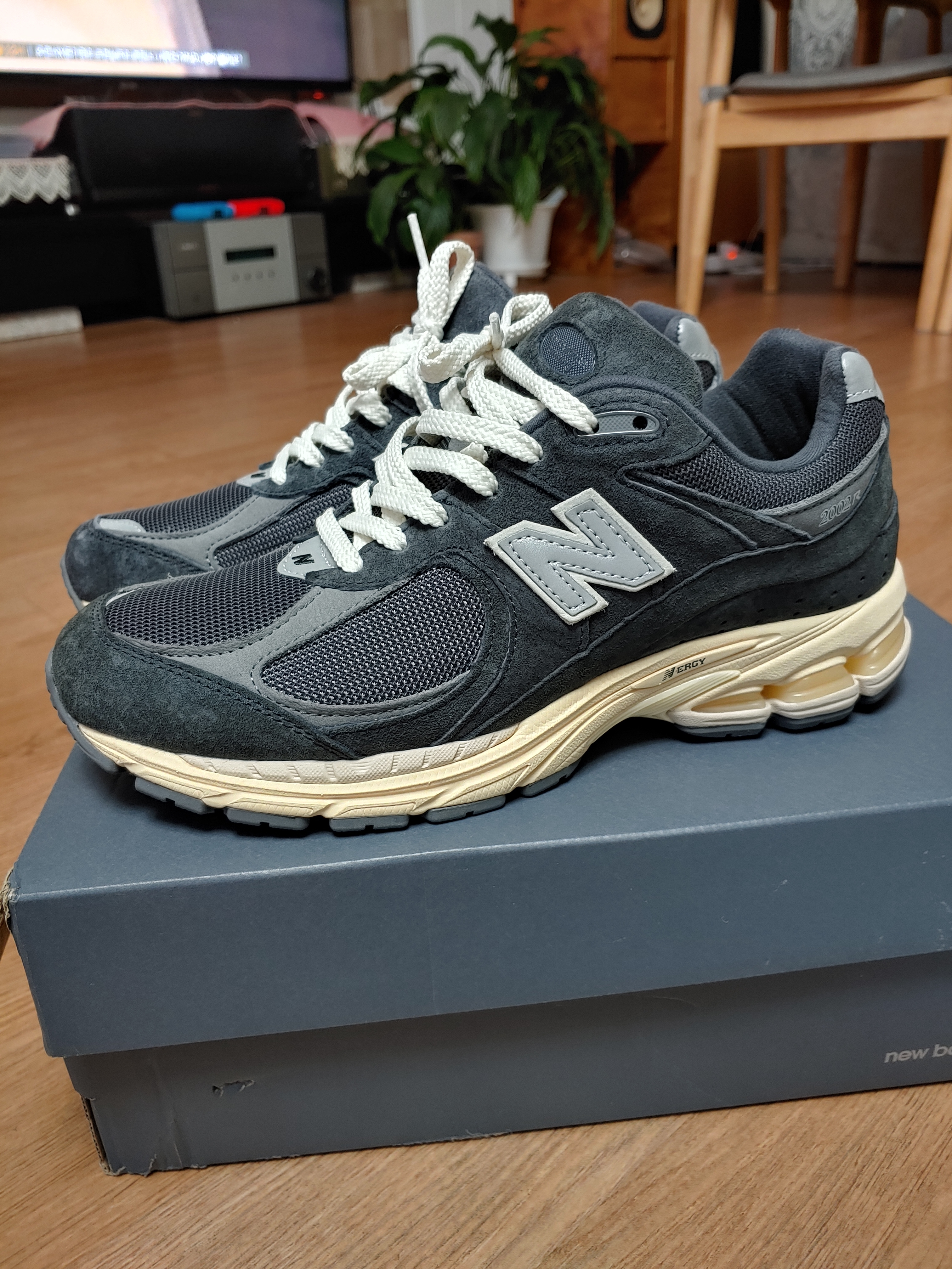 New Balance 2002R Special Vintage Black Grey 착용 스타일 - 1