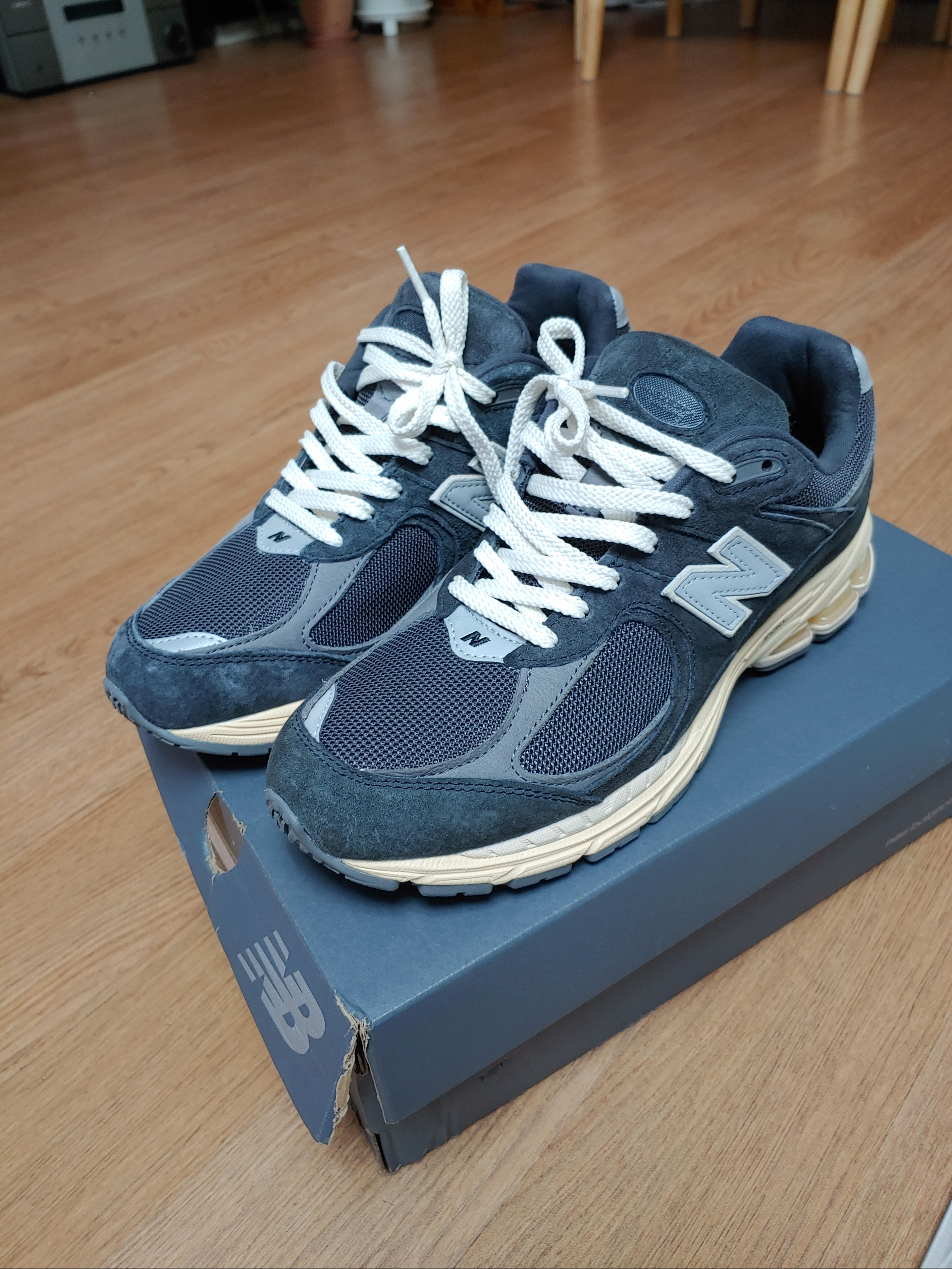 New Balance 2002R Special Vintage Black Grey 착용 스타일 - 2
