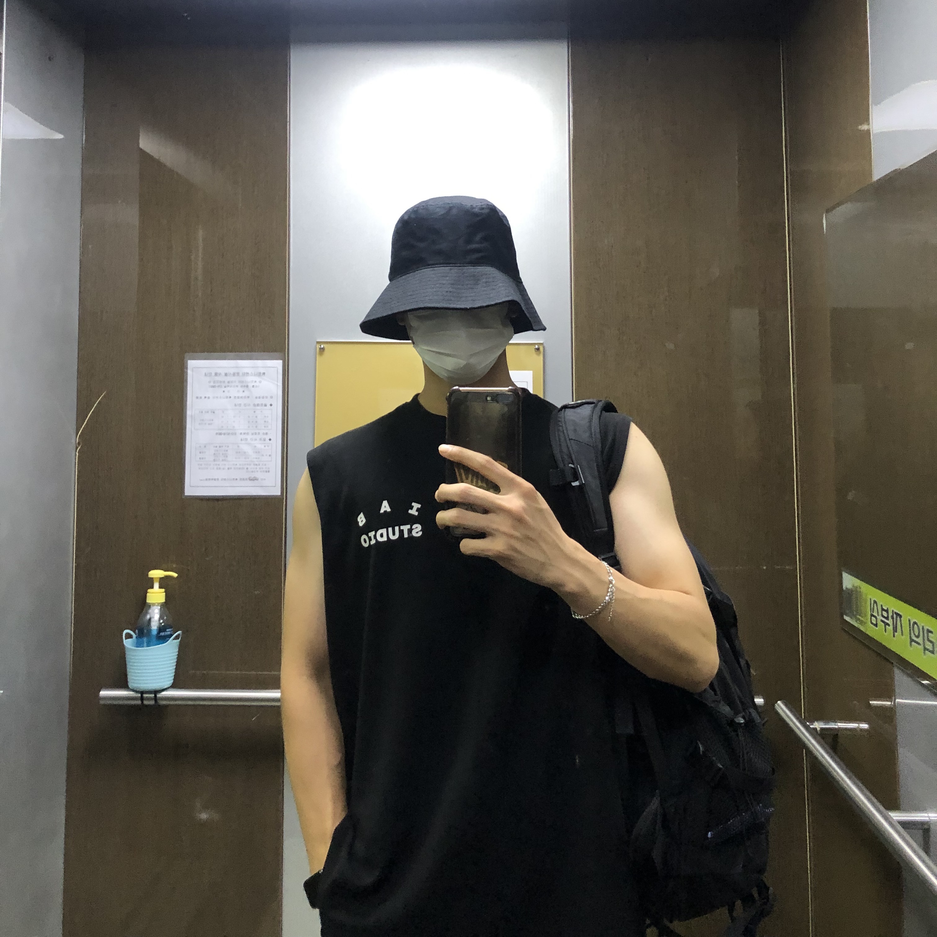 IAB Studio Sleeveless Black 착용 스타일
