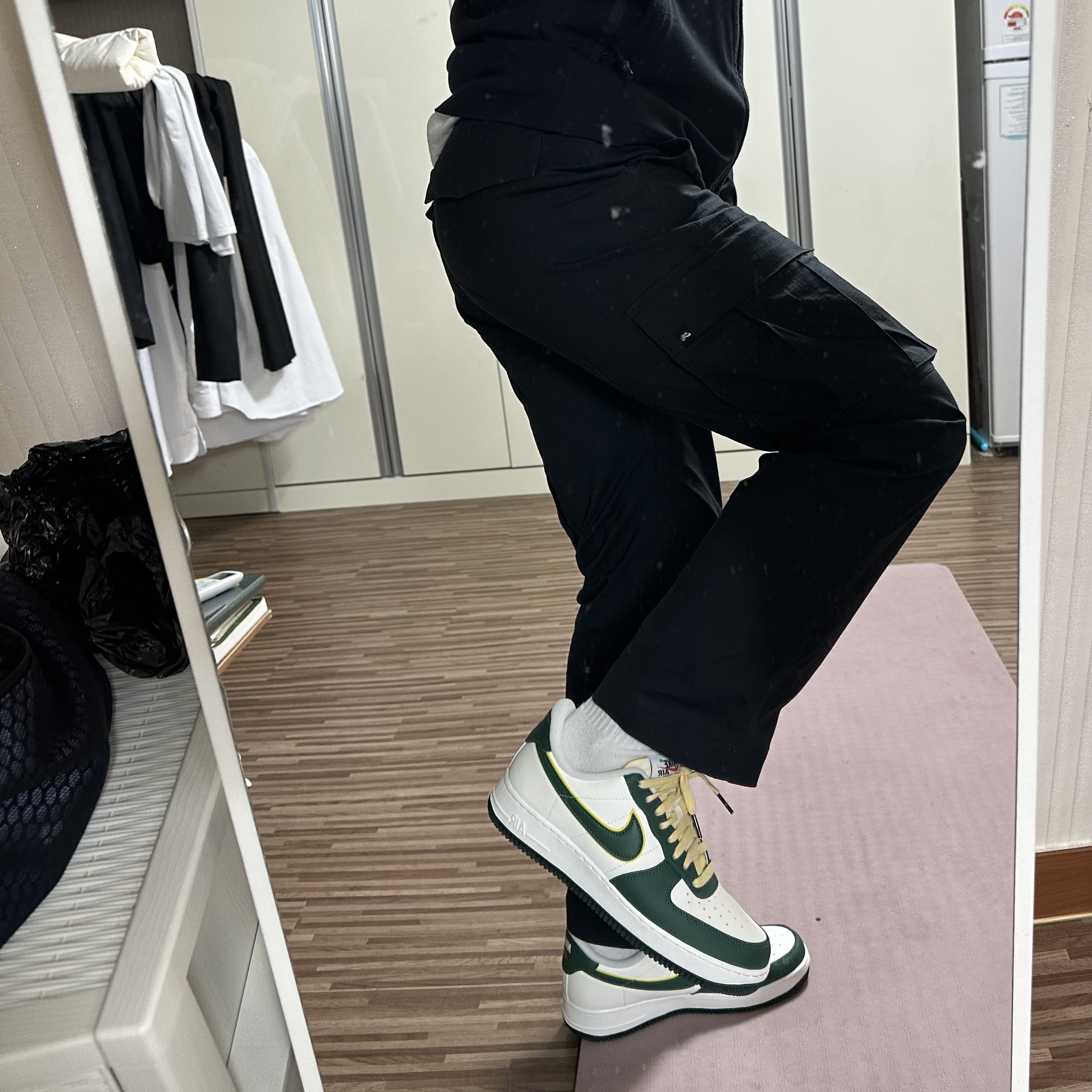 Nike Air Force 1 '07 LV8 Sail Noble Green 착용 스타일 - 1