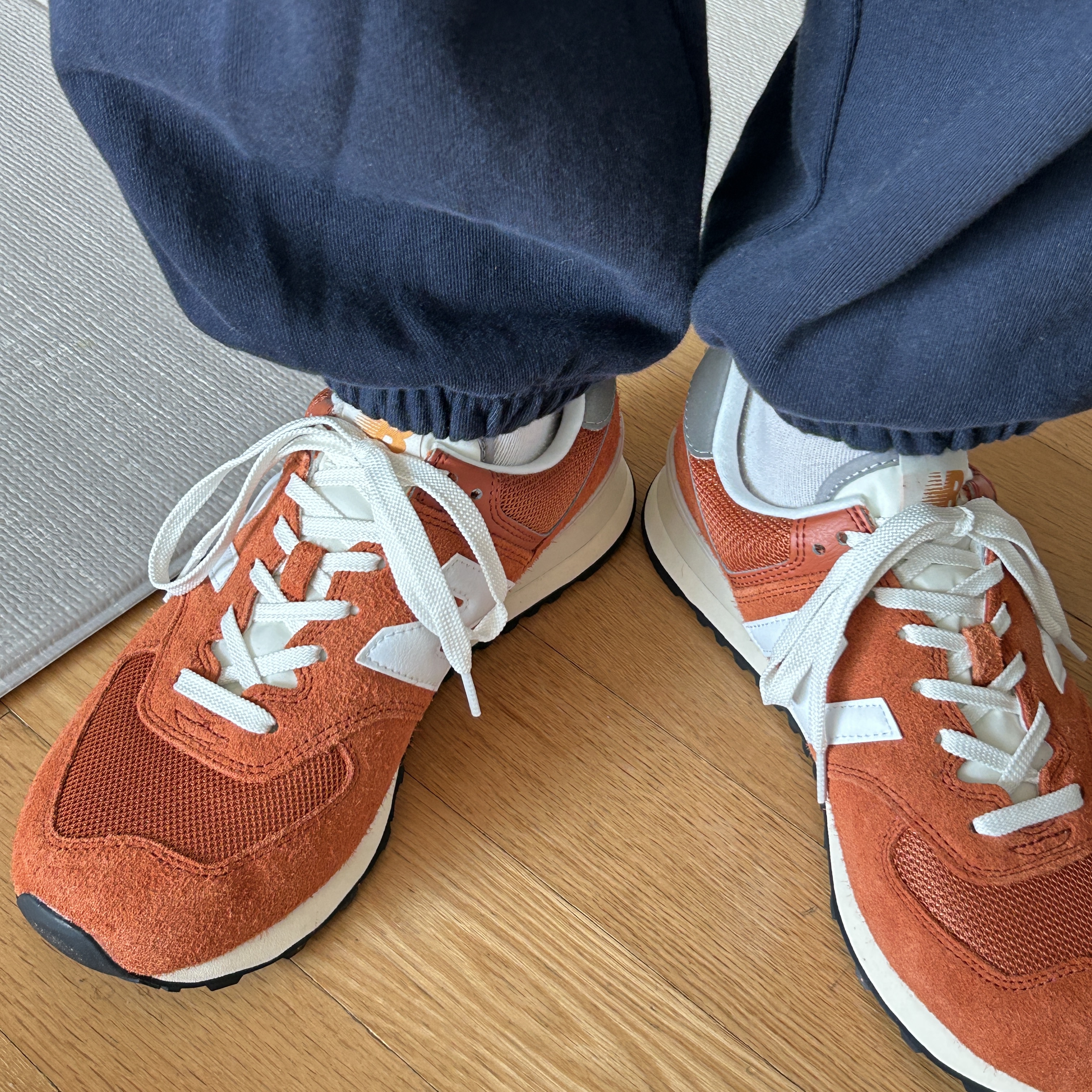 New Balance 574 Heritage Orange Burst White 착용 스타일