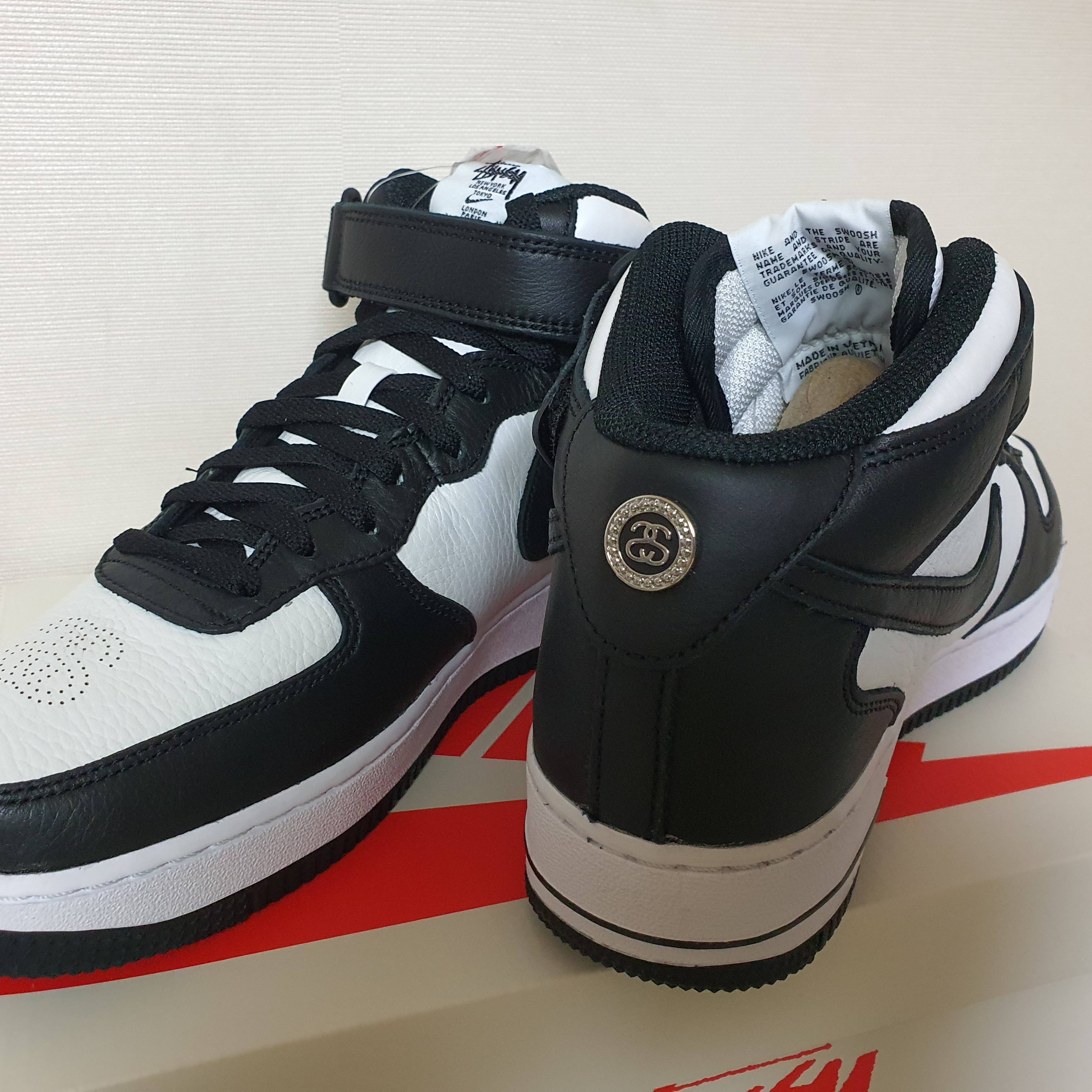 Nike x Stussy Air Force 1 '07 Mid SP Black and Light Bone 착용 스타일 - 2