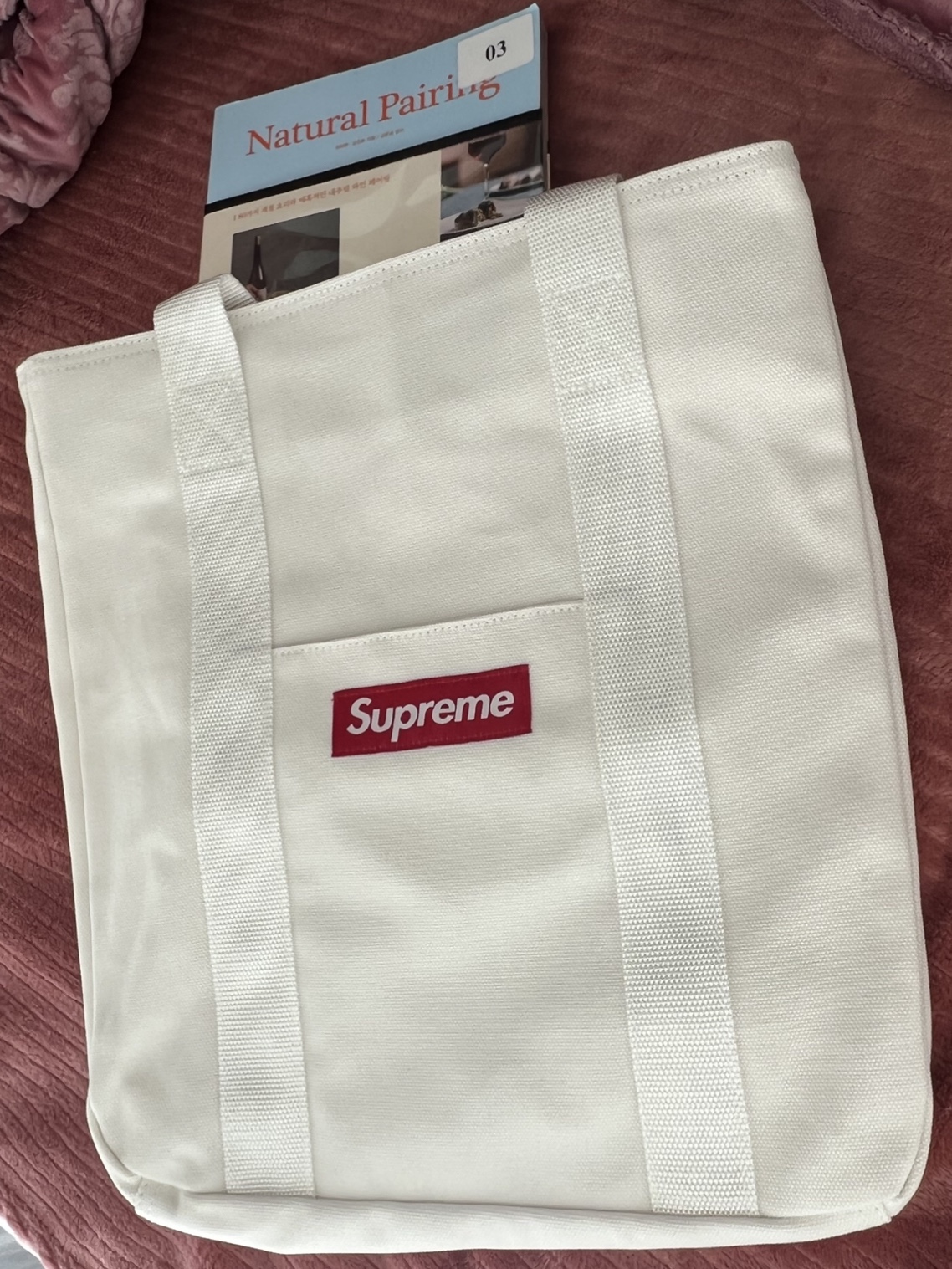 Supreme Canvas Tote White 착용 스타일 - 2