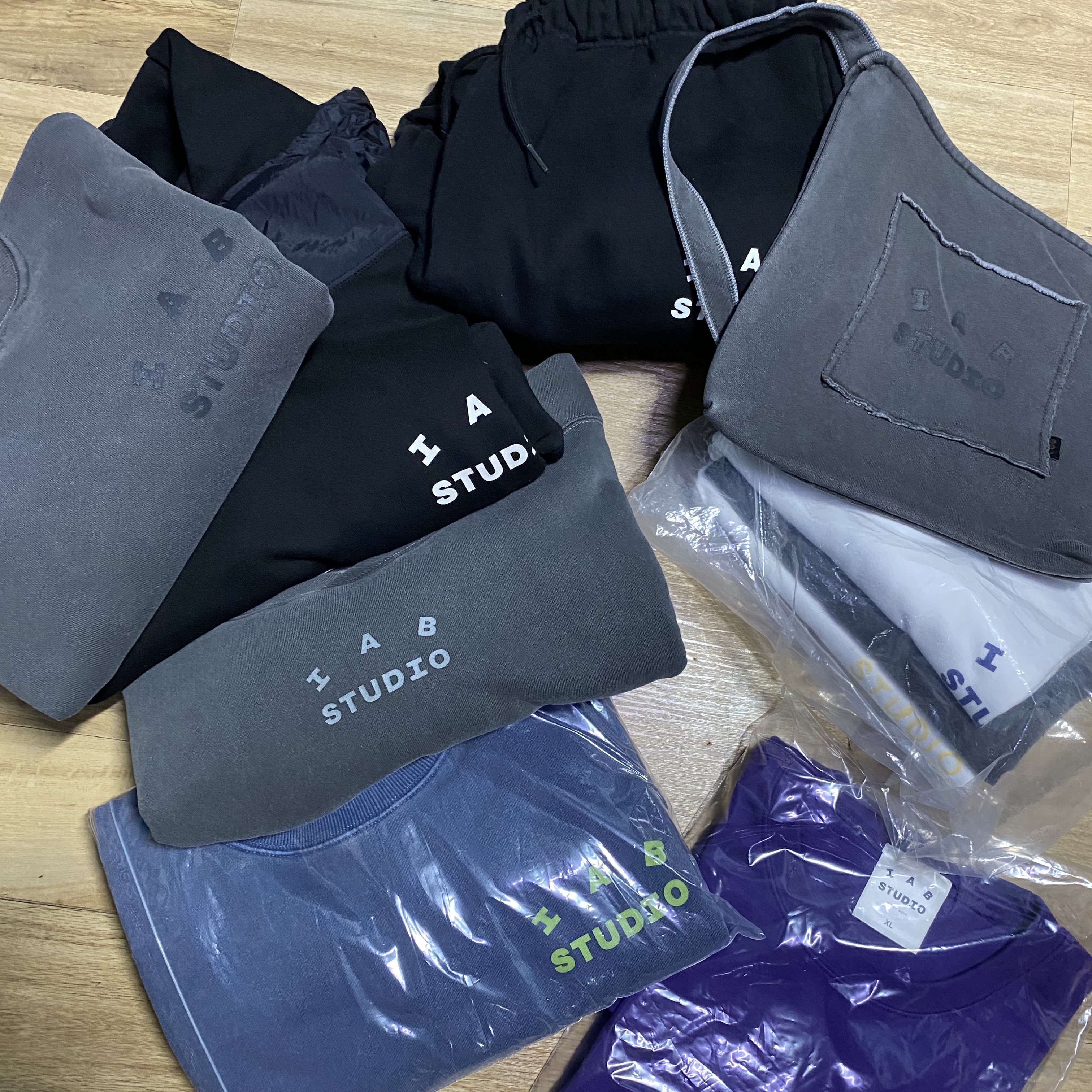 IAB Studio Pigment Sweatshirt & Mini Bag Black, IAB Studio Woven Hoodie Black 착용 스타일