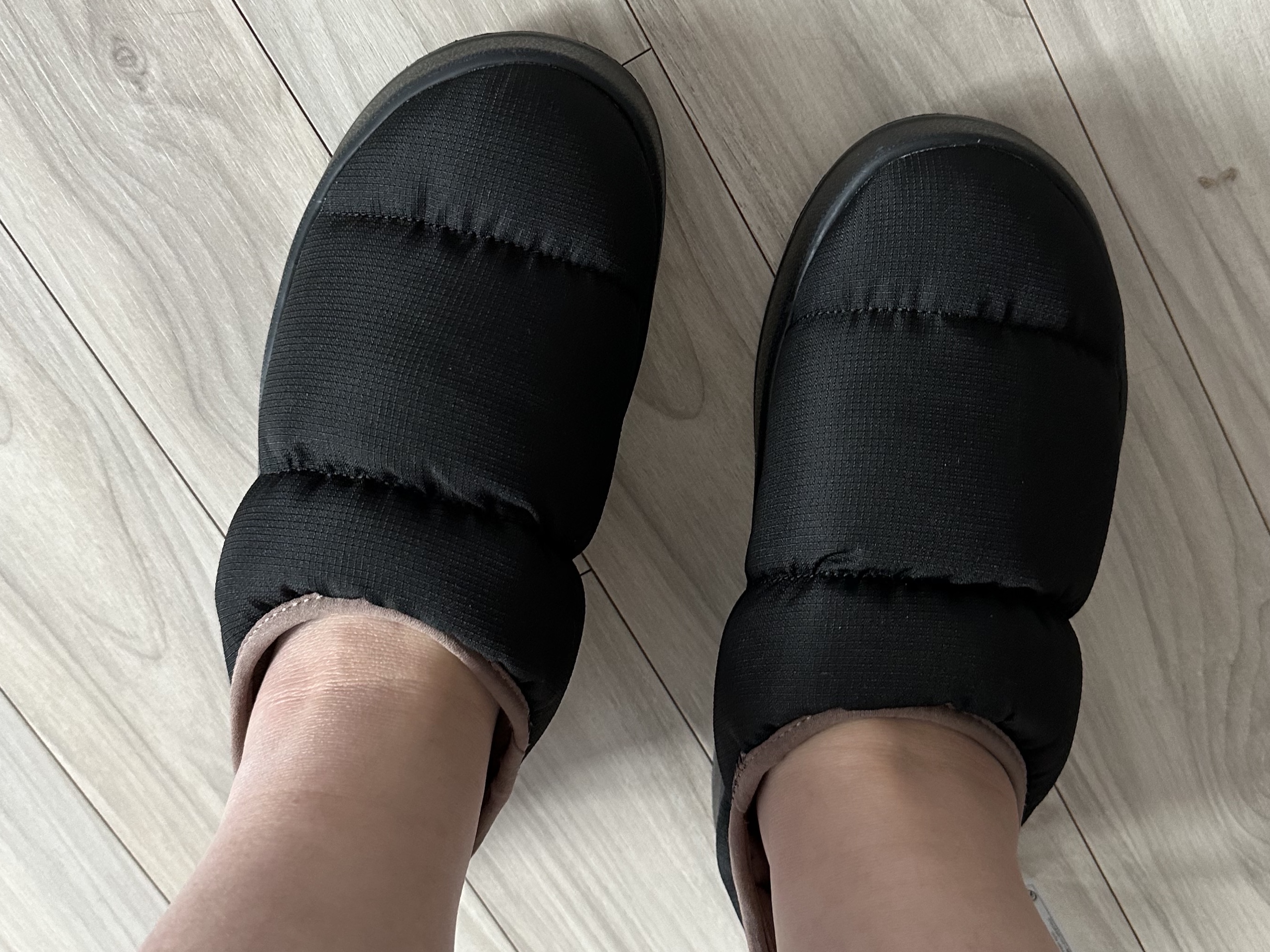 Adidas Puffylette Core Black Earth Straighter 착용 스타일