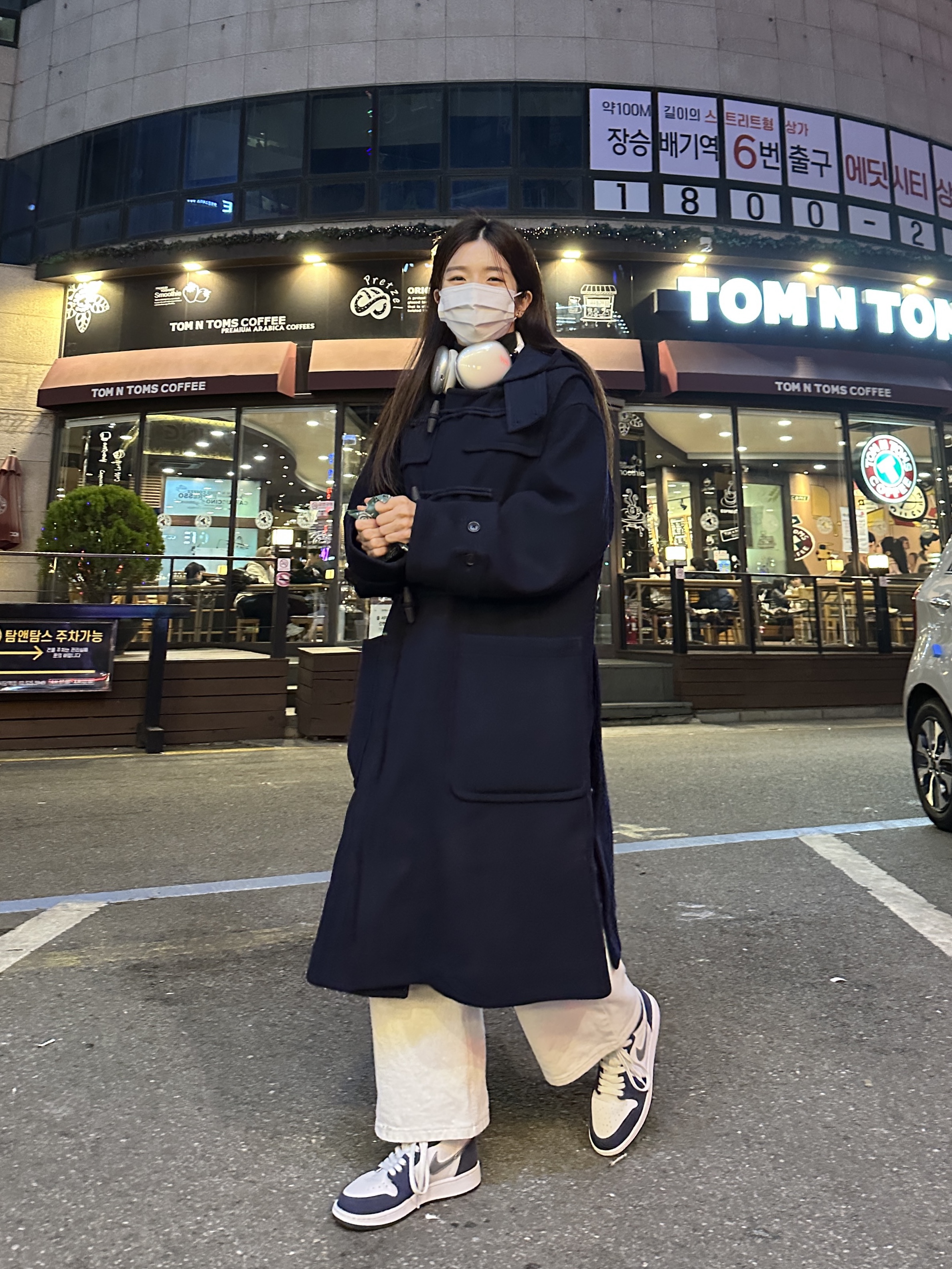 (GS) Jordan 1 Retro High OG CO.JP Midnight Navy, Uniqlo +J Wool OverSized Duffle Coat Navy 착용 스타일 - 1