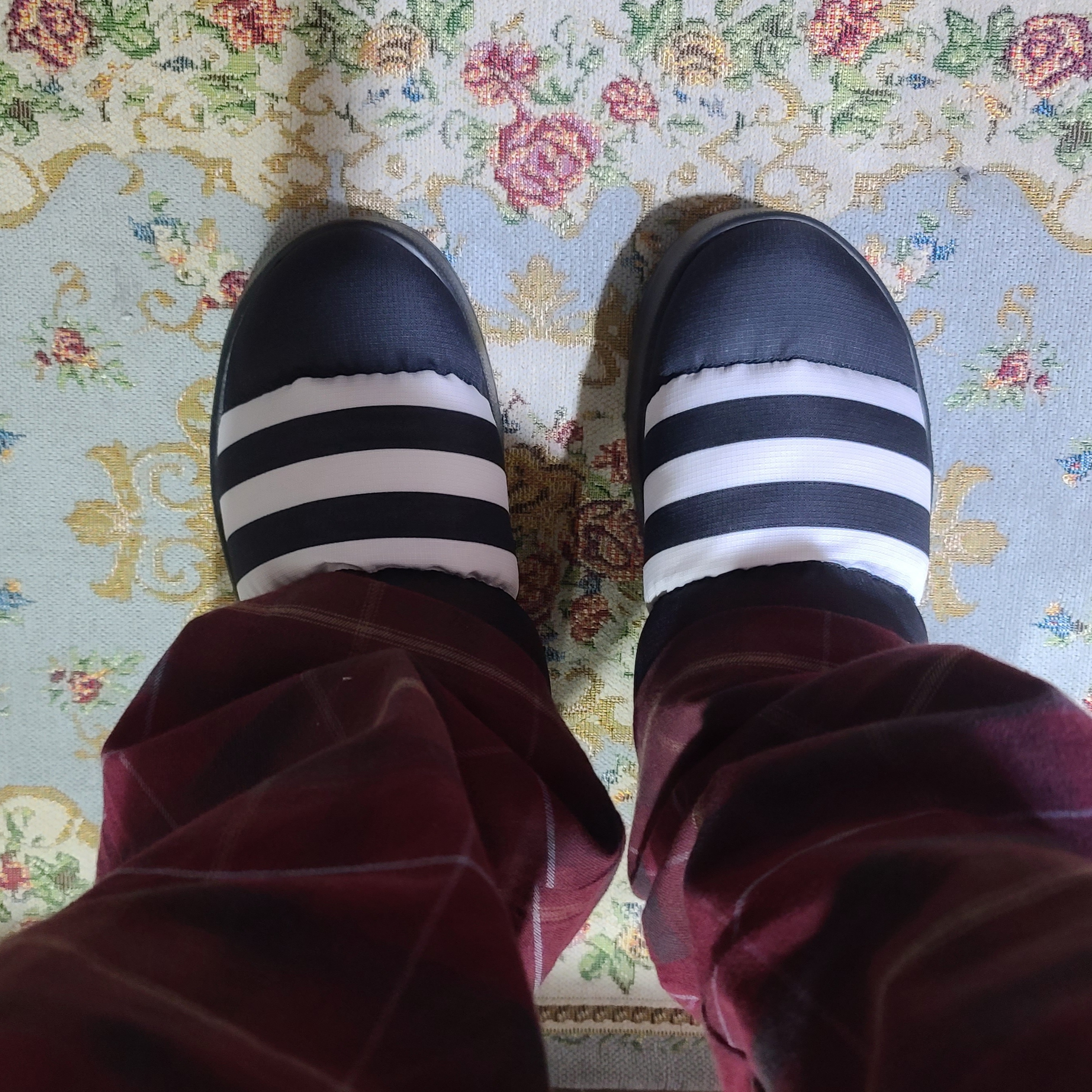 Adidas Puffylette Core Black 착용 스타일
