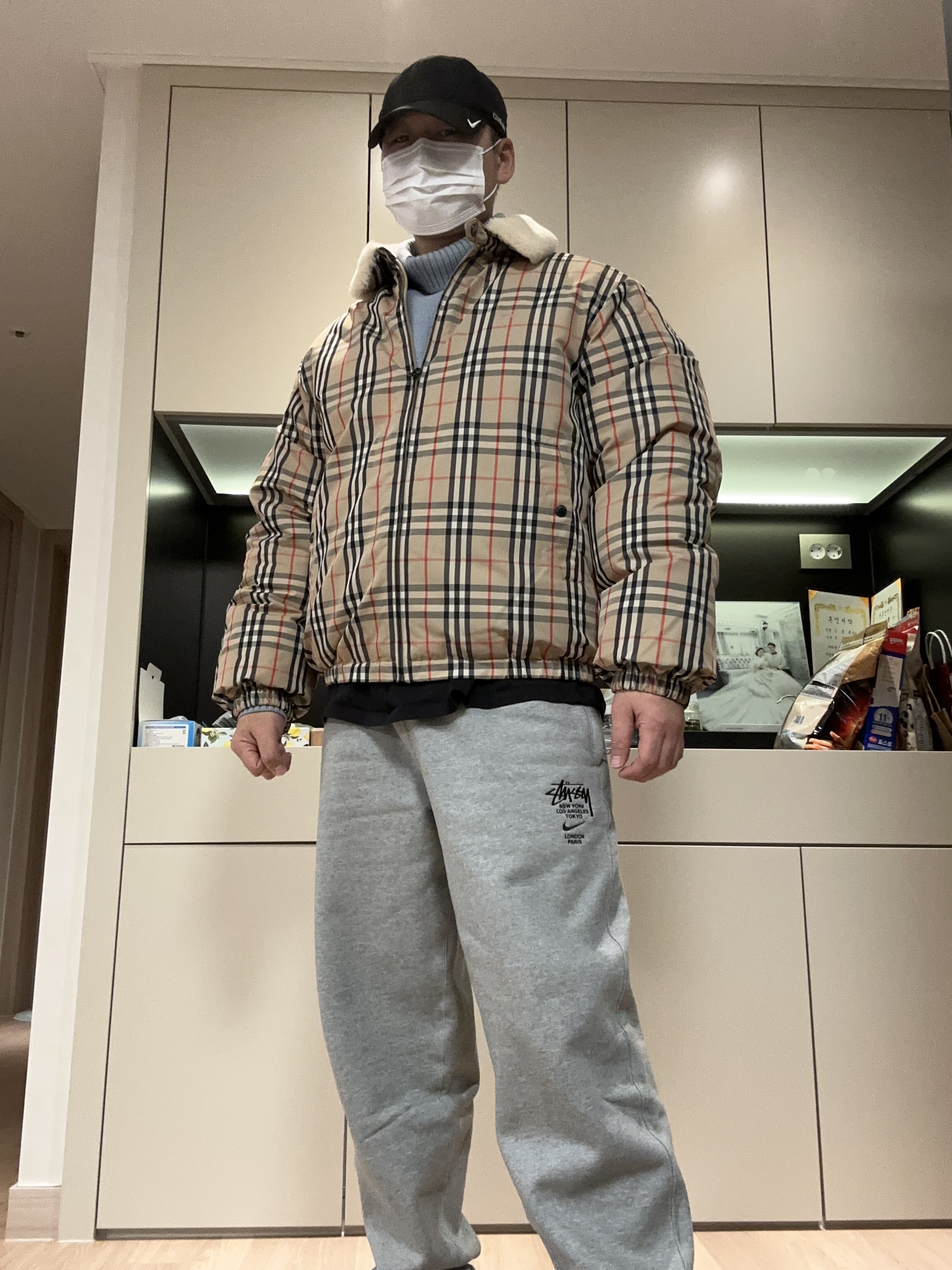 Supreme x Burberry Shearling Collar Down Puffer Jacket Beige - 22SS, Nike x Stussy NRG RA Fleece Pants Dark Grey Heather (DJ9490-063) 착용 스타일 - 1