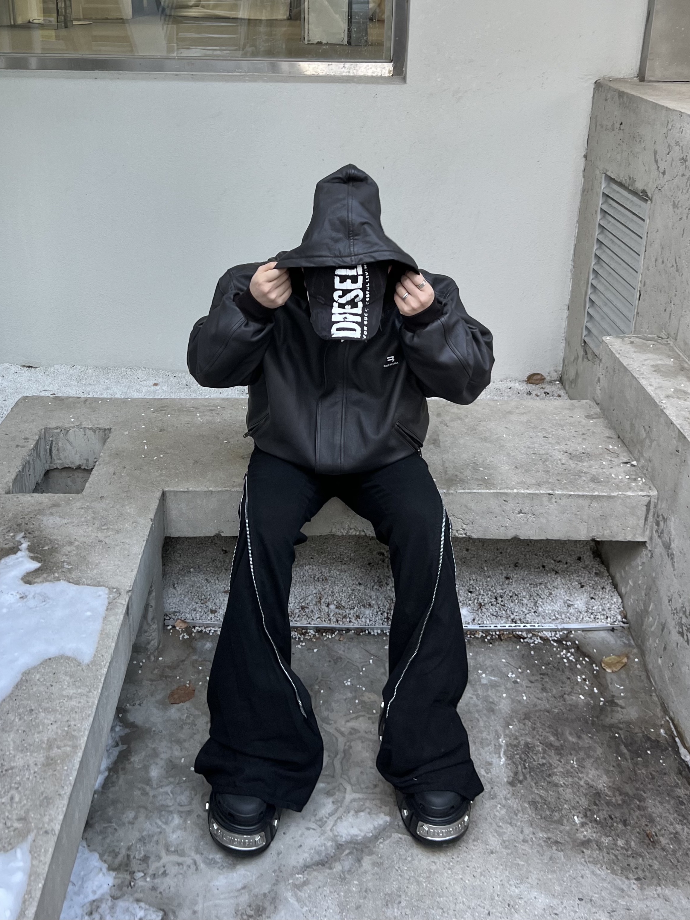 Balenciaga x Crocs Hardcrocs Slide Black 착용 스타일 - 2