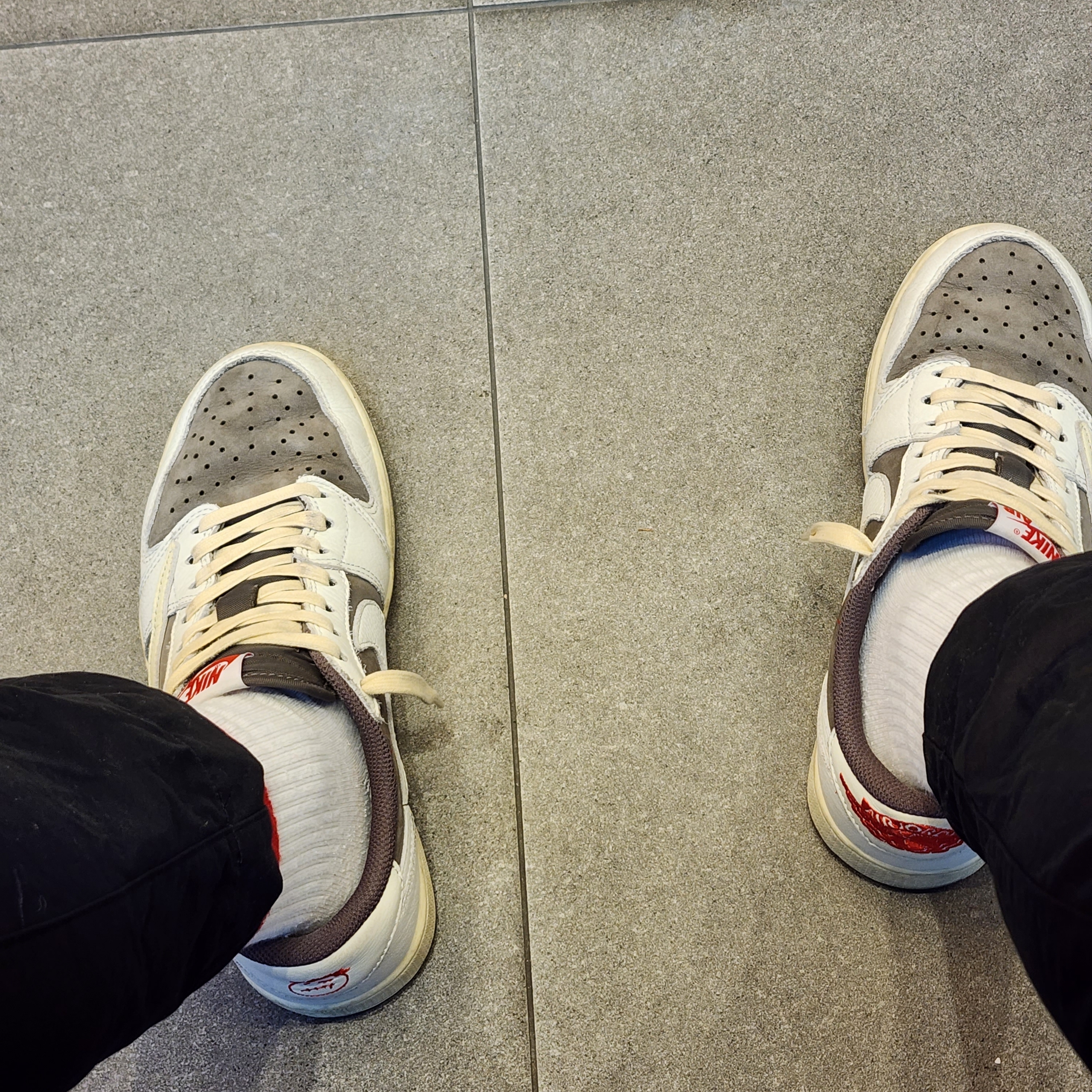 Jordan 1 x Travis Scott Retro Low OG SP Sail and Ridgerock 착용 스타일