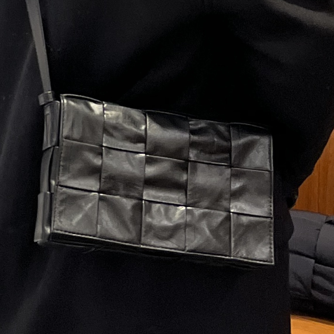 Bottega Veneta Leather Cassette Black 착용 스타일
