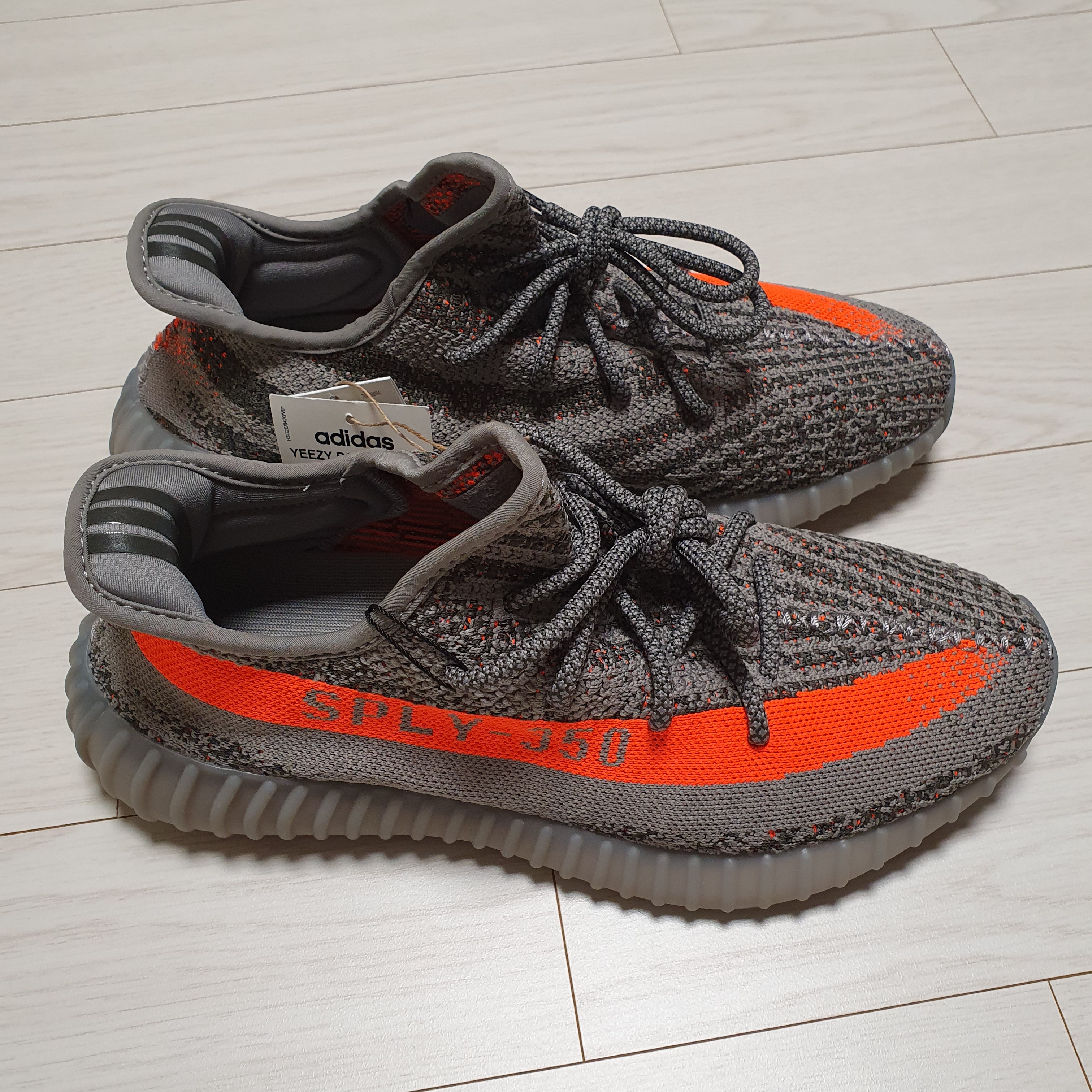 Adidas Yeezy Boost 350 V2 Beluga - Reflective 착용 스타일