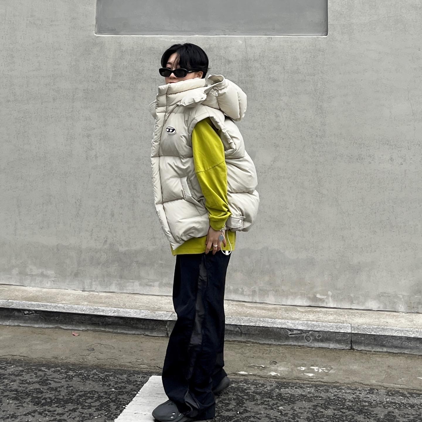 Diesel Polygiene Viraloff Rolf Real Down Vest Black, Adidas Yeezy Foam RNNR Onyx 착용 스타일 - 1