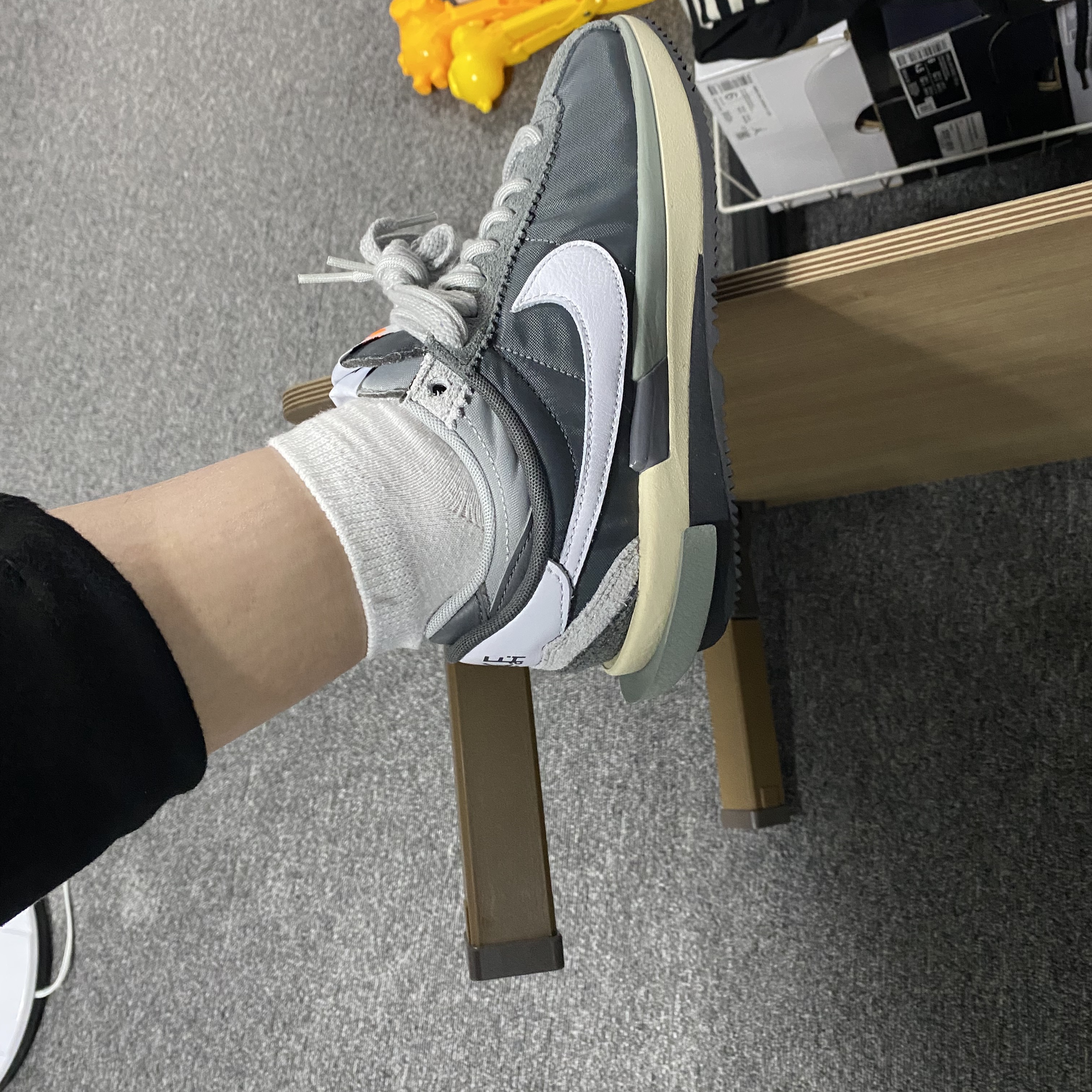 Nike x Sacai Zoom Cortez SP Iron Grey 착용 스타일 - 3