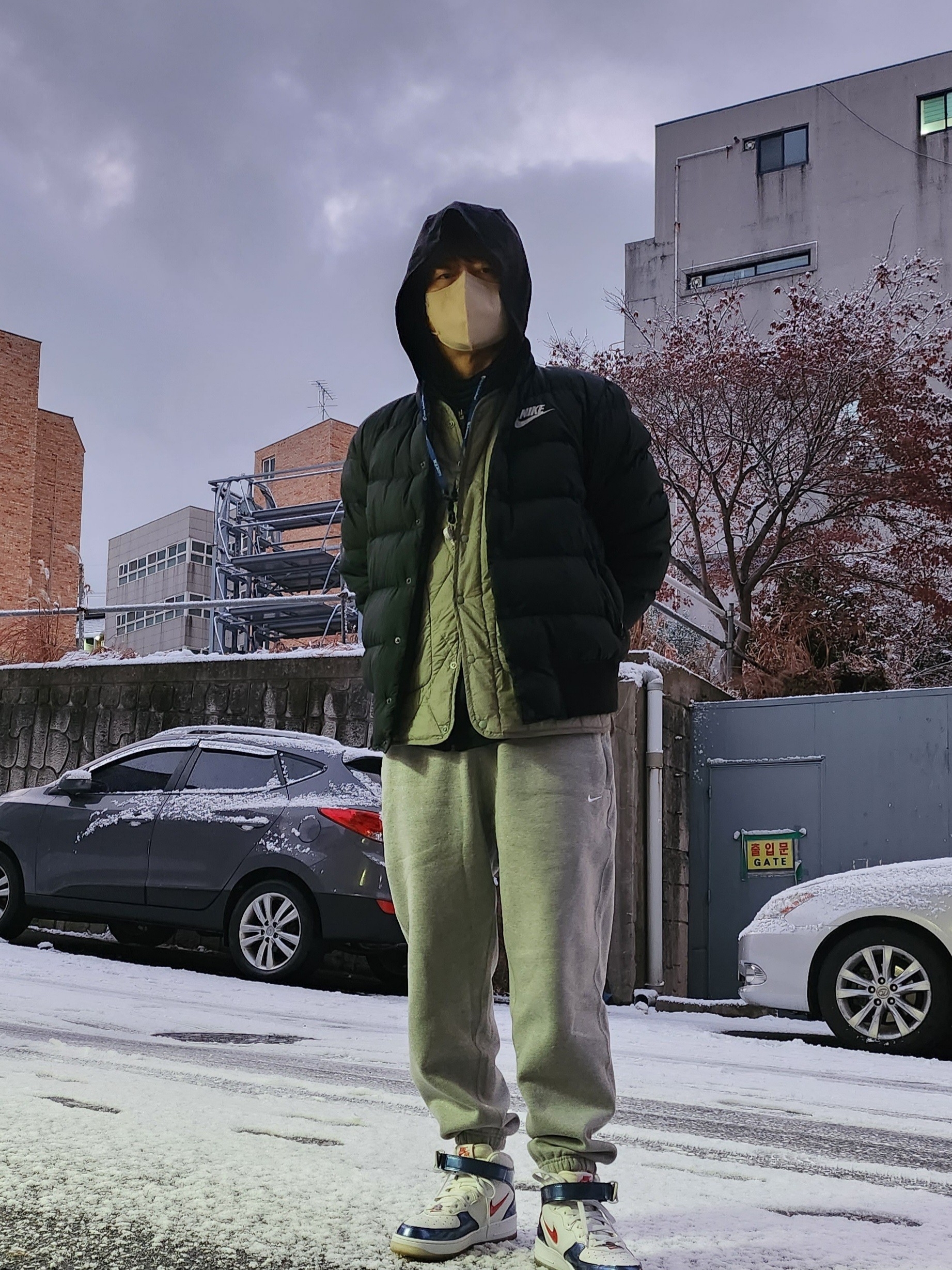 Nike NRG Solo Swoosh Fleece Pants Dark Grey Heather - Asia, Nike Air Force 1 Mid QS University Red and Midnight Navy 착용 스타일 - 2