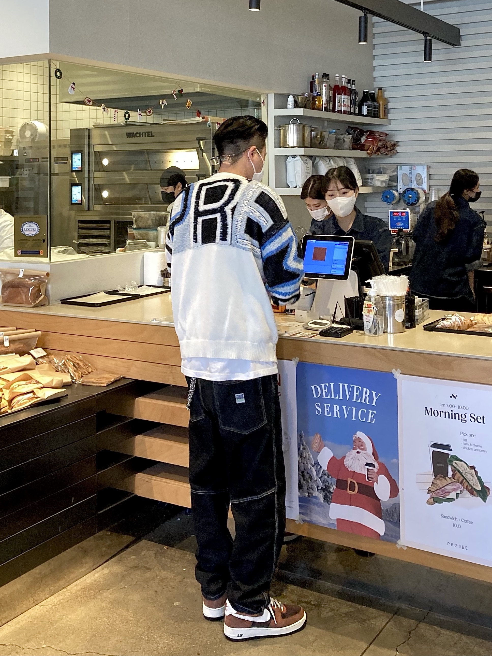 Supreme Chenille Logo Sweater White - 21FW, Nike Air Force 1 '07 Low White 착용 스타일 - 2