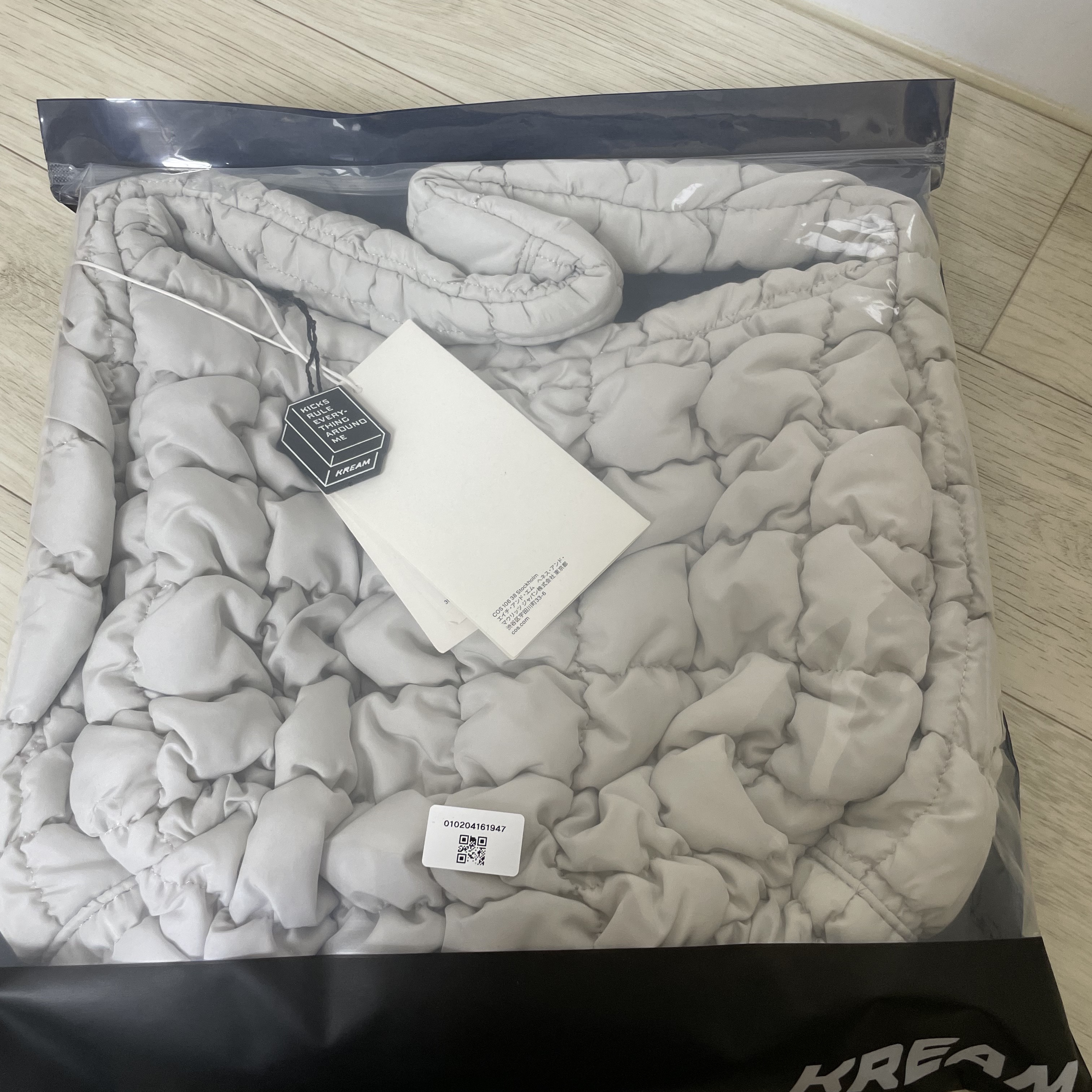 COS Quilted Mini Bag Light Grey 착용 스타일 - 2