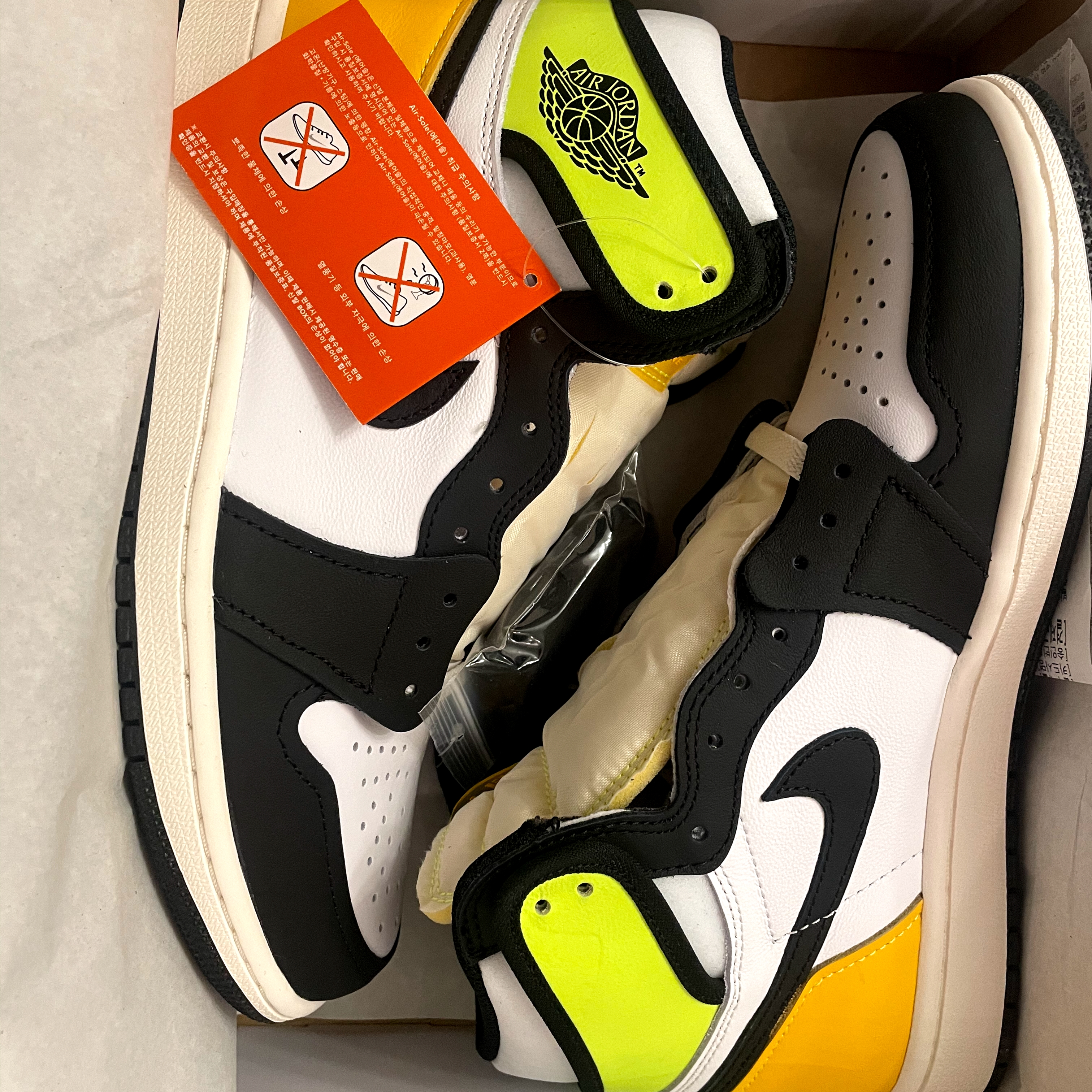 Jordan 1 Retro High OG Volt Gold 착용 스타일