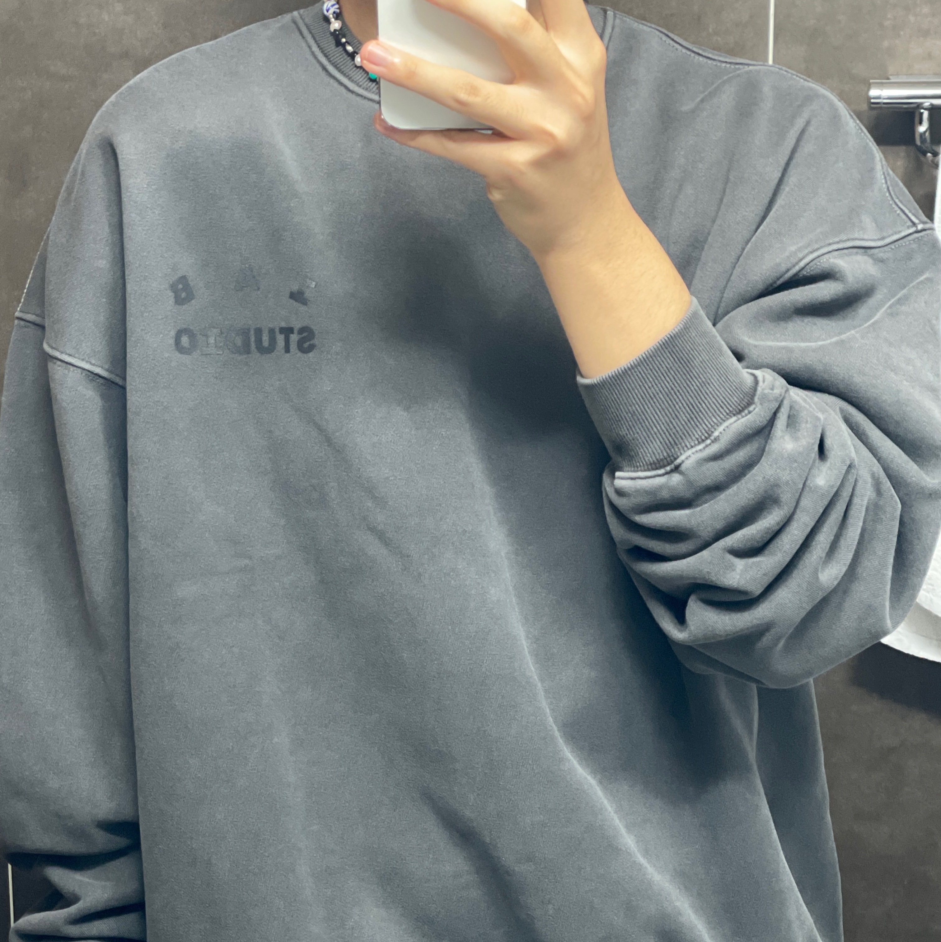 IAB Studio Pigment Sweatshirt & Mini Bag Black 착용 스타일