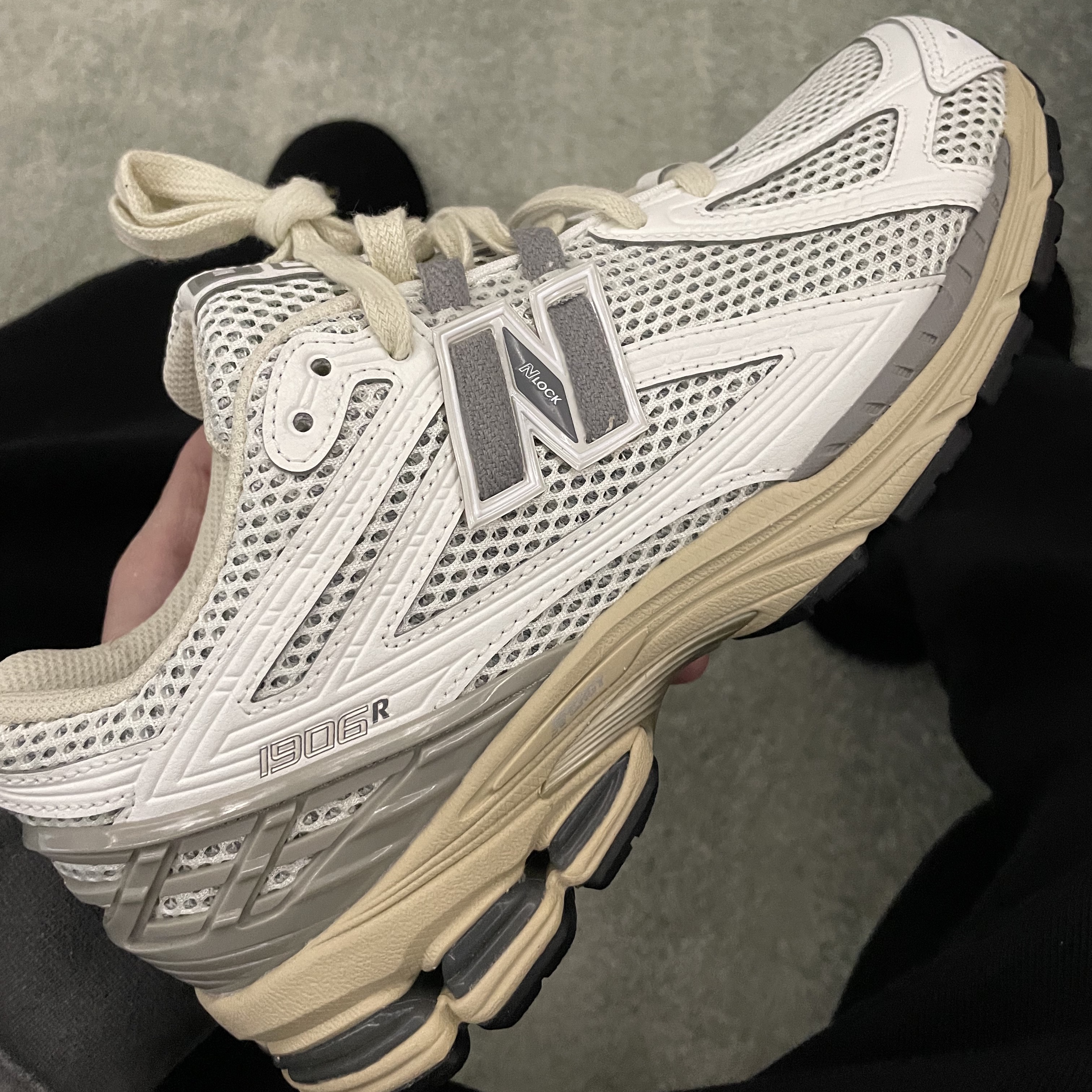 New Balance 1906R White Gray 착용 스타일