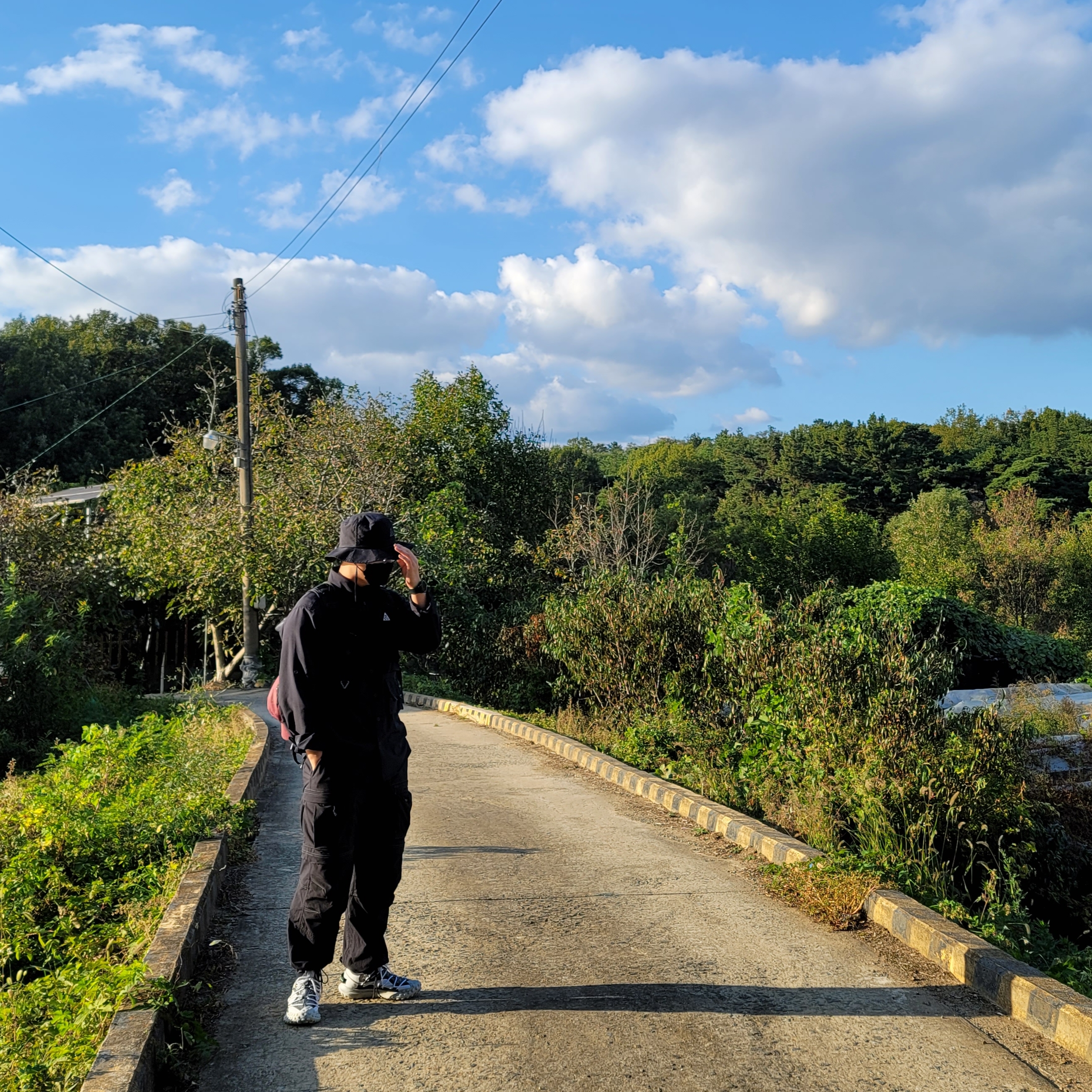 Nike ACG Mountain Fly Low SE White and Black, Nike NRG ACG Bucket Black 착용 스타일 - 2