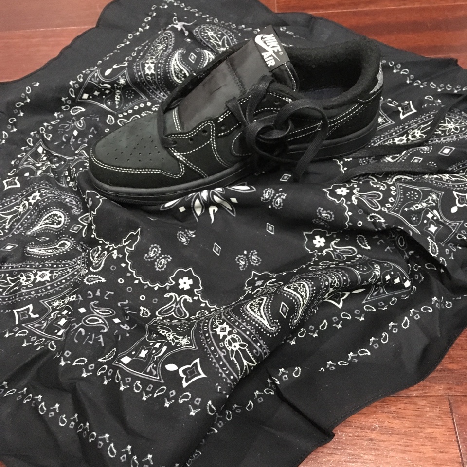 Jordan 1 x Travis Scott Retro Low OG SP Black Phantom 착용 스타일 - 2